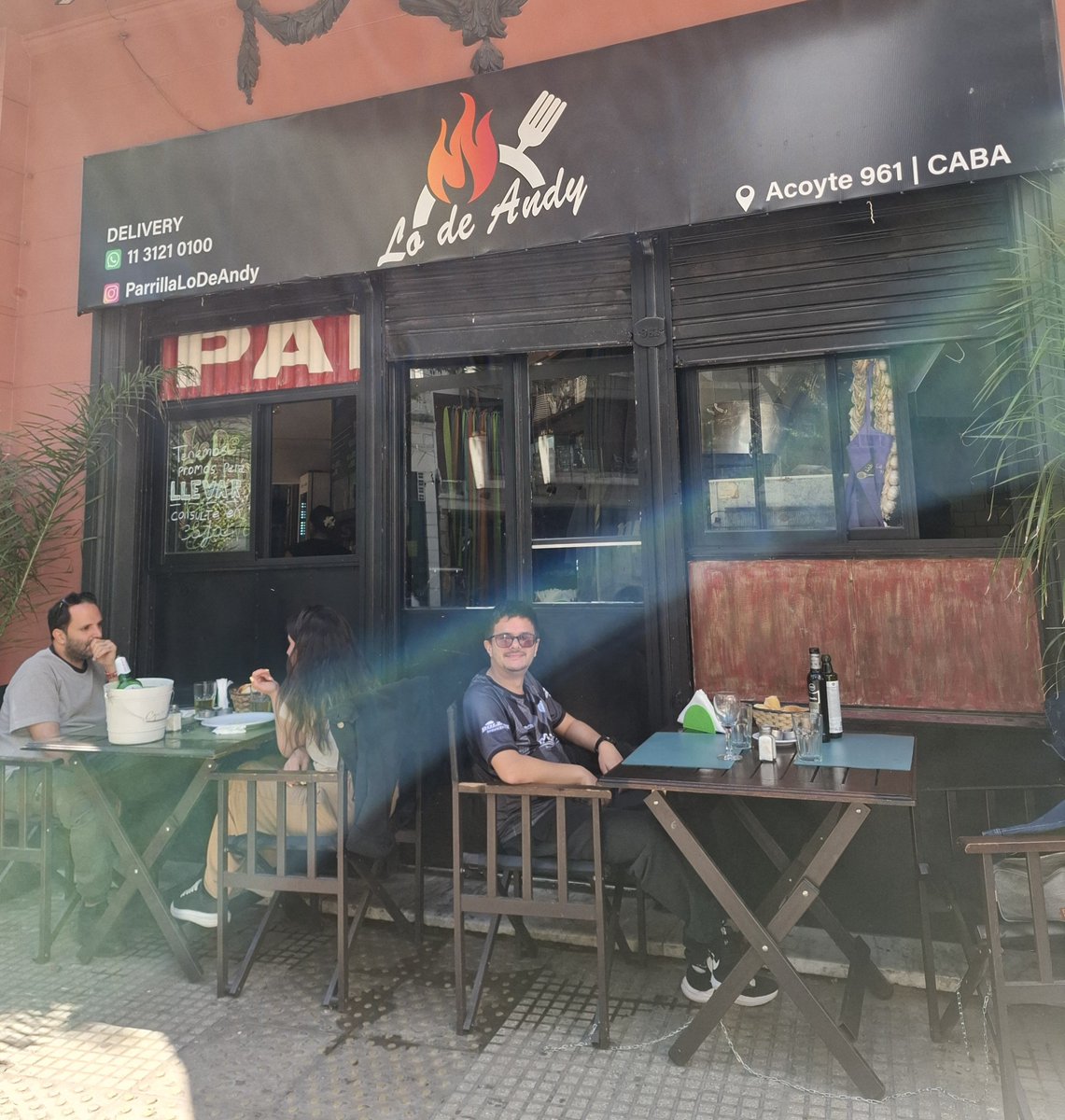 Minima_g's tweet photo. Para la comunidad Parque  Centenario,
 recién comimos en la Parrilla Lo de Andy, en Acoyte al 900. 
Una parrillita familiar, buen precio y re buena onda. Muy genios. Ojalá les vaya muy bien. 
En tiempos de La Chica del brunch y el hype, aguante la parrilla familiar de la esquina https://t.co/vnrELG3Cnu