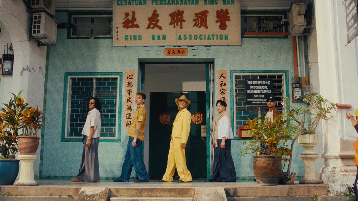megurofied's tweet photo. KAITO FILMED HIS SWIM MV IN PENANG, MALAYSIA OMG 🇲🇾💛

the MALAYSIAN FLAG!, the kopitiam, the sdn bhd business, the georgetown world heritage incoperated building, our malaysian made perodua kancil and wira

🔗 https://t.co/vXKcS5vUBa

#MAKAKAMI 🥹🇲🇾 https://t.co/9Gnz0lRxPZ