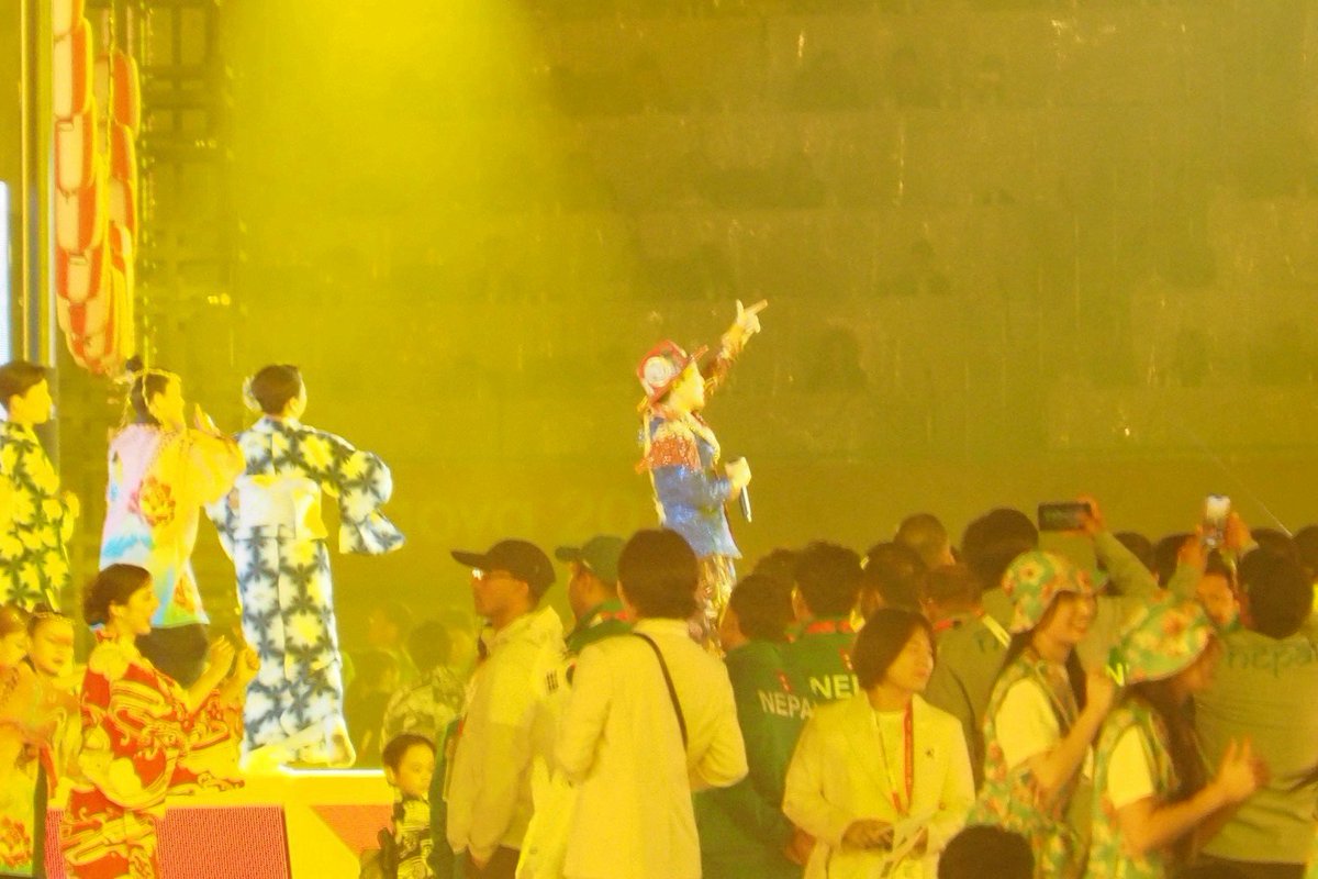 SEAMOjyukucho's tweet photo. やっと言える😆アジア競技大会閉会式の
グランドフィナーレにシークレット出演しました。大トリの松平健さんに繋ぐ祭りのパートで1曲熱唱🎤盆踊りダンサーや選手の皆さん、そして会場のお客さんが1つになってハイパー盆踊り会場と化してました！めちゃくちゃ楽しかった♪共に盛り上げてくれた演者の皆さん、選手の皆さん、アジア大会関係者の皆さんも本当にお疲れ様でした🙇色々言われるアジア大会でしたが、僕は地元を心から愛してますし、盛り上げる為に来てくれと言われれば行くに決まってます🔥この街を盛り上げる祭りに参加できて本当に誇らしいです。楽しんでくれた皆さん本当にありがとうございました🙏