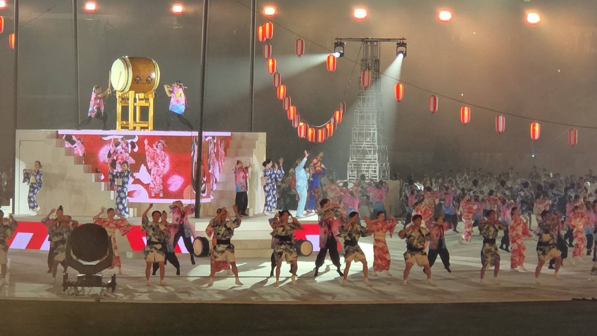 SEAMOjyukucho's tweet photo. やっと言える😆アジア競技大会閉会式の
グランドフィナーレにシークレット出演しました。大トリの松平健さんに繋ぐ祭りのパートで1曲熱唱🎤盆踊りダンサーや選手の皆さん、そして会場のお客さんが1つになってハイパー盆踊り会場と化してました！めちゃくちゃ楽しかった♪共に盛り上げてくれた演者の皆さん、選手の皆さん、アジア大会関係者の皆さんも本当にお疲れ様でした🙇色々言われるアジア大会でしたが、僕は地元を心から愛してますし、盛り上げる為に来てくれと言われれば行くに決まってます🔥この街を盛り上げる祭りに参加できて本当に誇らしいです。楽しんでくれた皆さん本当にありがとうございました🙏