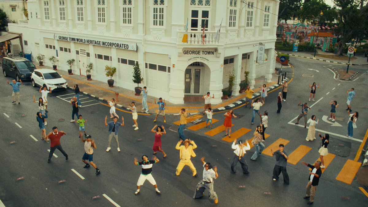 megurofied's tweet photo. KAITO FILMED HIS SWIM MV IN PENANG, MALAYSIA OMG 🇲🇾💛

the MALAYSIAN FLAG!, the kopitiam, the sdn bhd business, the georgetown world heritage incoperated building, our malaysian made perodua kancil and wira

🔗 https://t.co/vXKcS5vUBa

#MAKAKAMI 🥹🇲🇾 https://t.co/9Gnz0lRxPZ