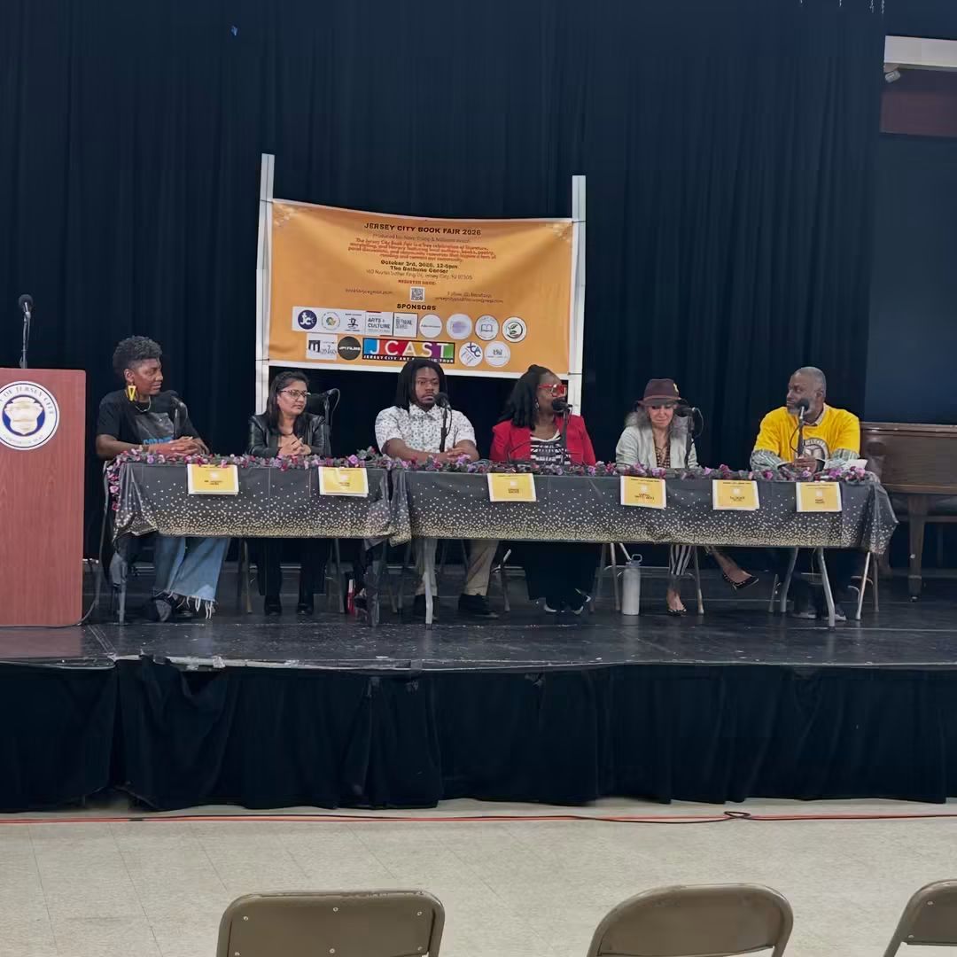 Meghasood16's tweet photo. Had an absolutely amazing time yesterday at the inaugural #jerseycitybookfair hosted by Marc Polite and Millicent Millie  Ansah at the Mary Bethune Center.
Had a wonderful discussion with #Mayor #JamesSolomon, who supported the fair by attending. https://t.co/hxUCR3dnMt