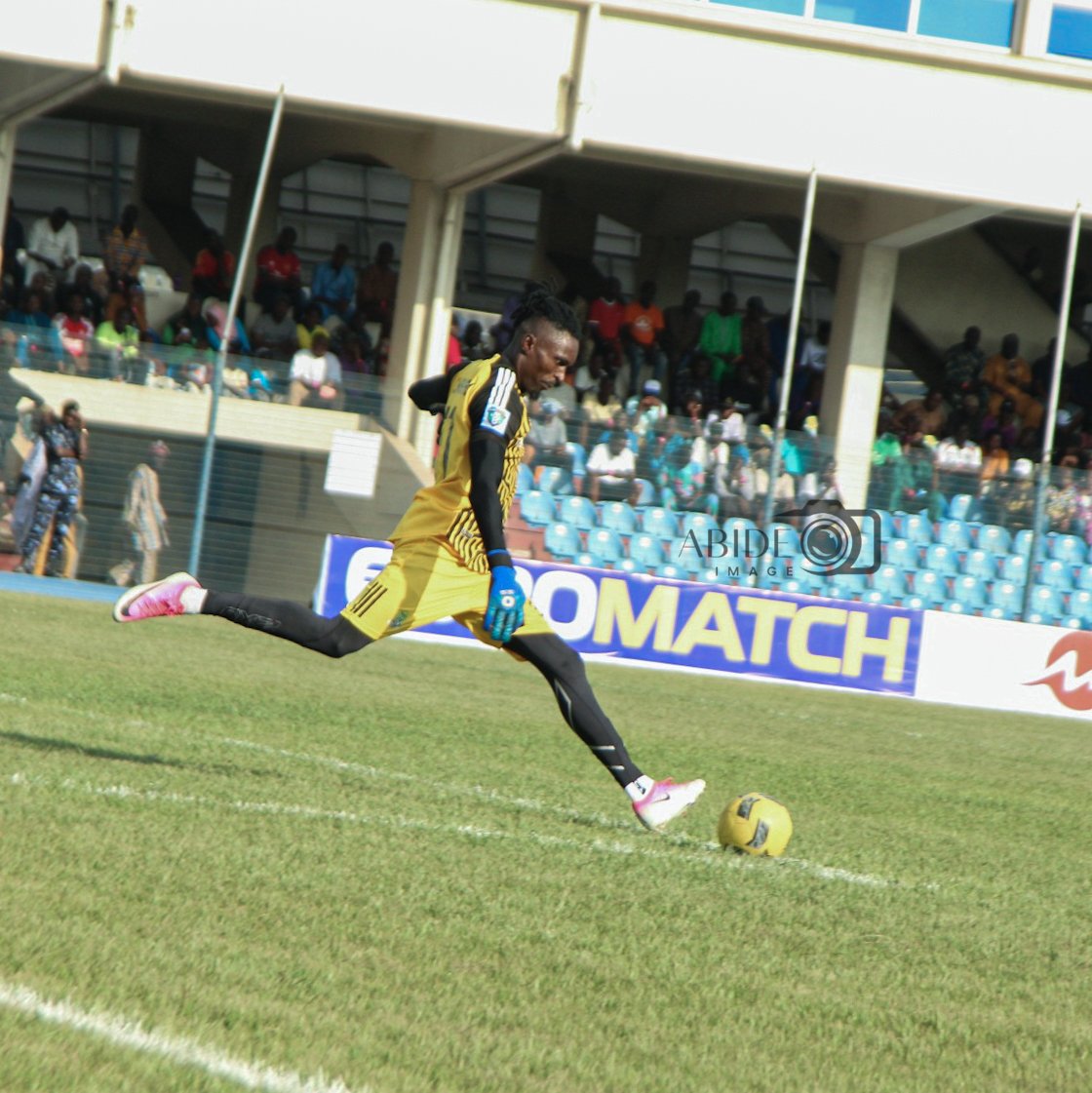 Abide_IMAGE's tweet photo. HALFTIME: Shooting Stars 0 - 0 Nasarawa United ⏸️
No goals yet but the pressure is ON! Both sides fighting hard in Ibadan.
Second half go hot! Stay glued, I'm capturing it all 📸⚽
Who gets the opener? 👇
#AbideImage #NPFL #3SCvsNasarawa #Halftimereport #ShootingStars #NPFL26 https://t.co/LxDfNqKB2P