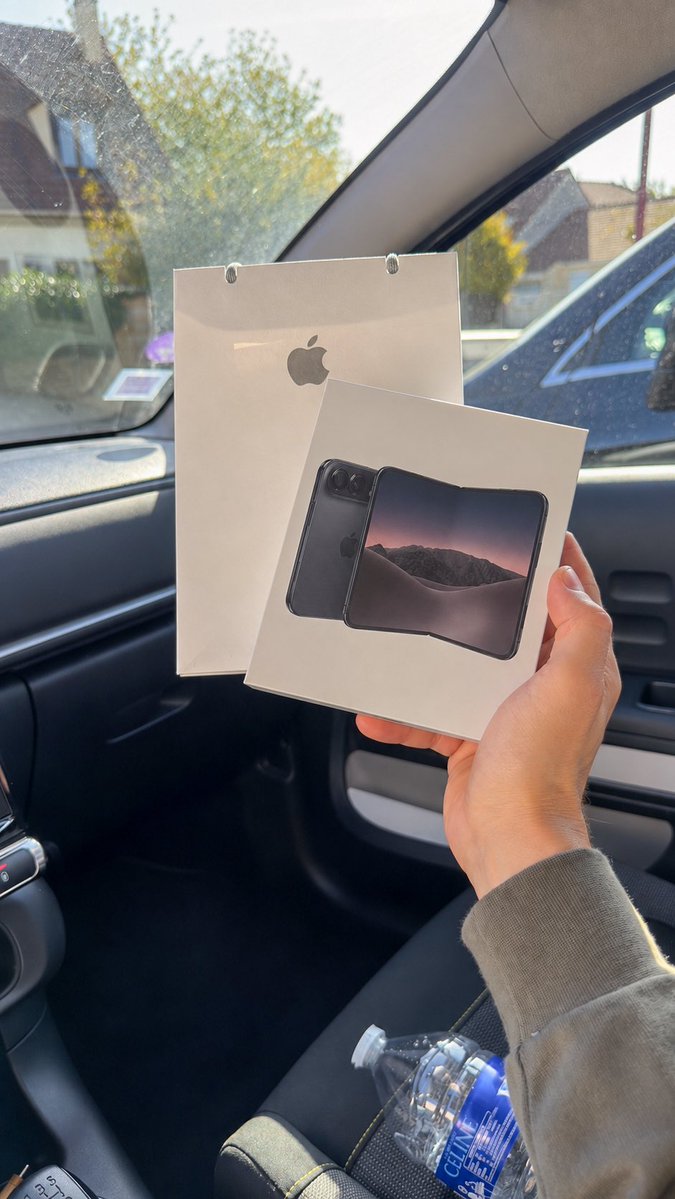 2_0Update's tweet photo. #LGBTQIABuildingCommunity Nouvelle acquisition 💸📱 https://t.co/BwCxy1Khdq