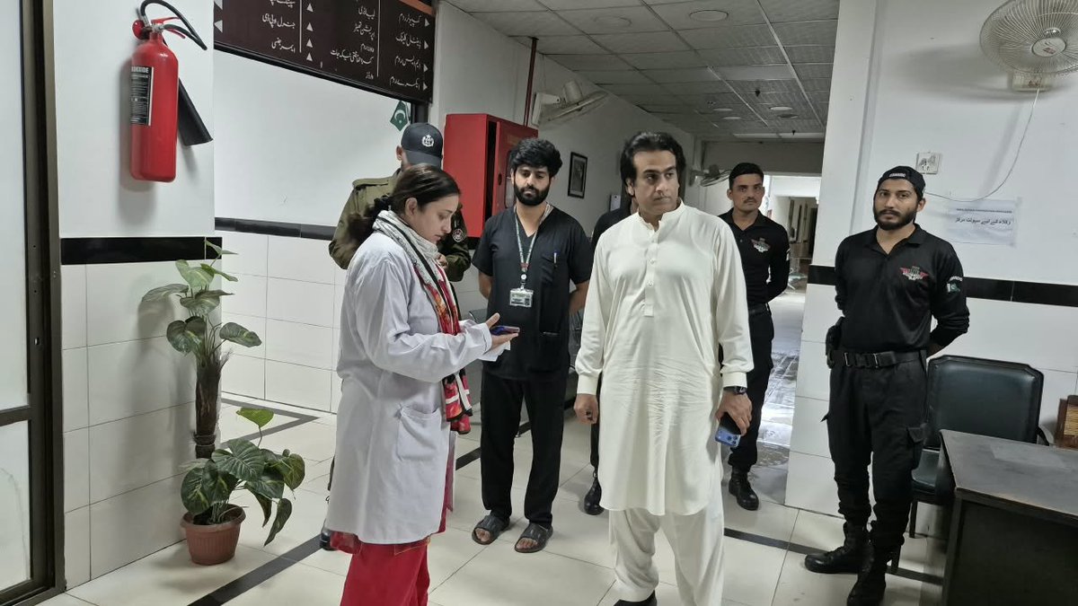 SaqlainPanjutha's tweet photo. وزیراعلی مریم نواز شریف کی ہدایت پر معاون خصوصی شعیب مرزا کی سربراہی میں سی ایم انسپیکشن ٹیم ٹی ایچ کیو کوٹلی ستیاں پہنچ گئی 
سی ایم انسپیکشن ٹیم کا ٹی ایچ کیو ہسپتال کوٹلی ستیاں کا تفصیلی معائنہ 
سی ایم انسپیکشن ٹیم نے مریضوں اور دیگر افراد سے فیڈ بیک لیا https://t.co/bwifla8OXi