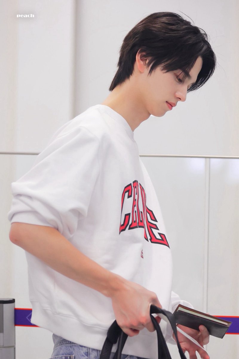peachwithshinyu's tweet photo. 261004 CDG

#신유 #SHINYU #투어스 #TWS https://t.co/yQErsr7m61