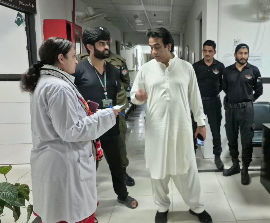 SaqlainPanjutha's tweet photo. وزیراعلی مریم نواز شریف کی ہدایت پر معاون خصوصی شعیب مرزا کی سربراہی میں سی ایم انسپیکشن ٹیم ٹی ایچ کیو کوٹلی ستیاں پہنچ گئی 
سی ایم انسپیکشن ٹیم کا ٹی ایچ کیو ہسپتال کوٹلی ستیاں کا تفصیلی معائنہ 
سی ایم انسپیکشن ٹیم نے مریضوں اور دیگر افراد سے فیڈ بیک لیا https://t.co/bwifla8OXi