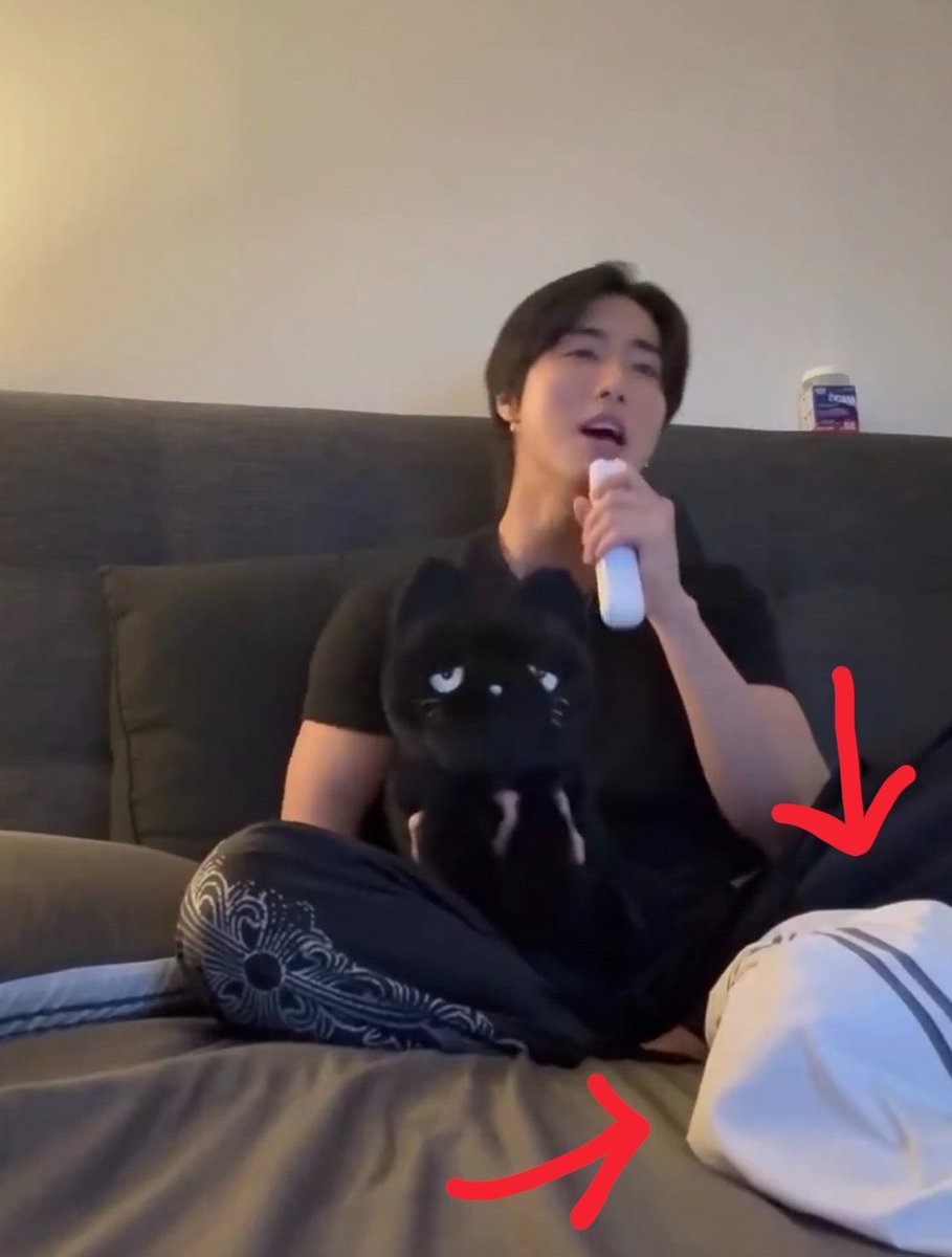 hamptersung's tweet photo. when u lowkey fucking ur roommate https://t.co/2vy67WfpXx