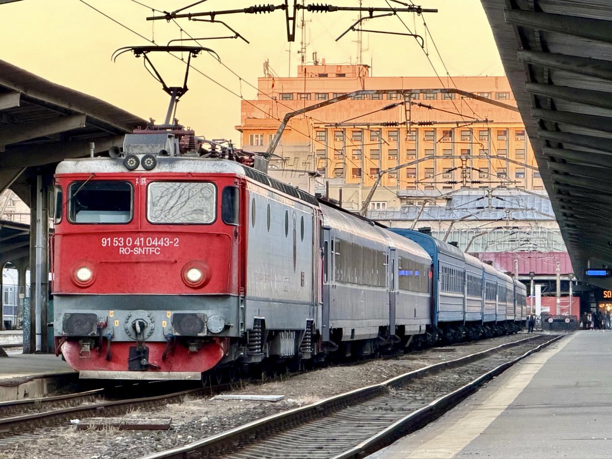 HiPa125's tweet photo. #RomanianRailways Electroputere #Class41 410443 ‘Depoul Suceava’ stands ready to power #MoldovanRailways international train, CFM 0402 1906 București Nord > Chişinău ‘Prietenia’ https://t.co/CA8ViODLGW