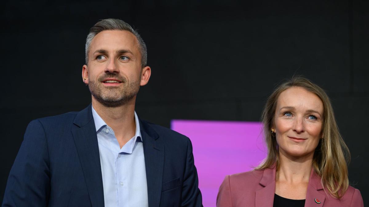 AZ_Augsburg's tweet photo. Am Dienstag wird in der konstituierenden Sitzung des Landtags in Sachsen-Anhalt erstmals seit 1945 ein Mitglied eine rechtsextremen Partei zum Landtagspräsidenten gewählt. Ihren Gegnern wird sie das Leben schwer machen. Ein Kommentar. https://t.co/DfMNnkdCoX https://t.co/pRhTmG8QGl
