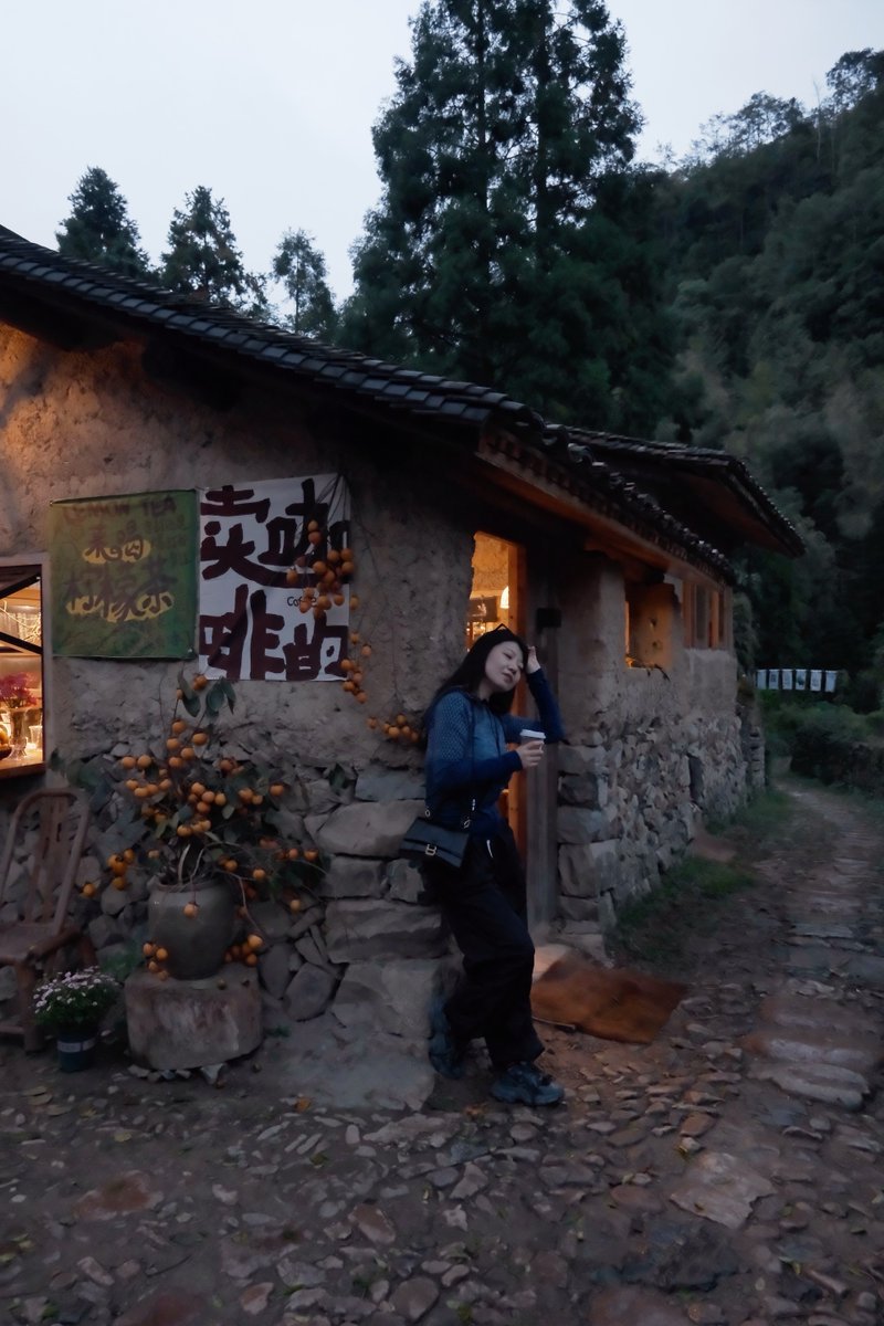 LondonKeyshiie's tweet photo. Hoy exploré un barrio antiguo con calles de adoquín y cafeterías acogedoras, una ruta perfecta para caminar. https://t.co/RQfUmL2ezJ
