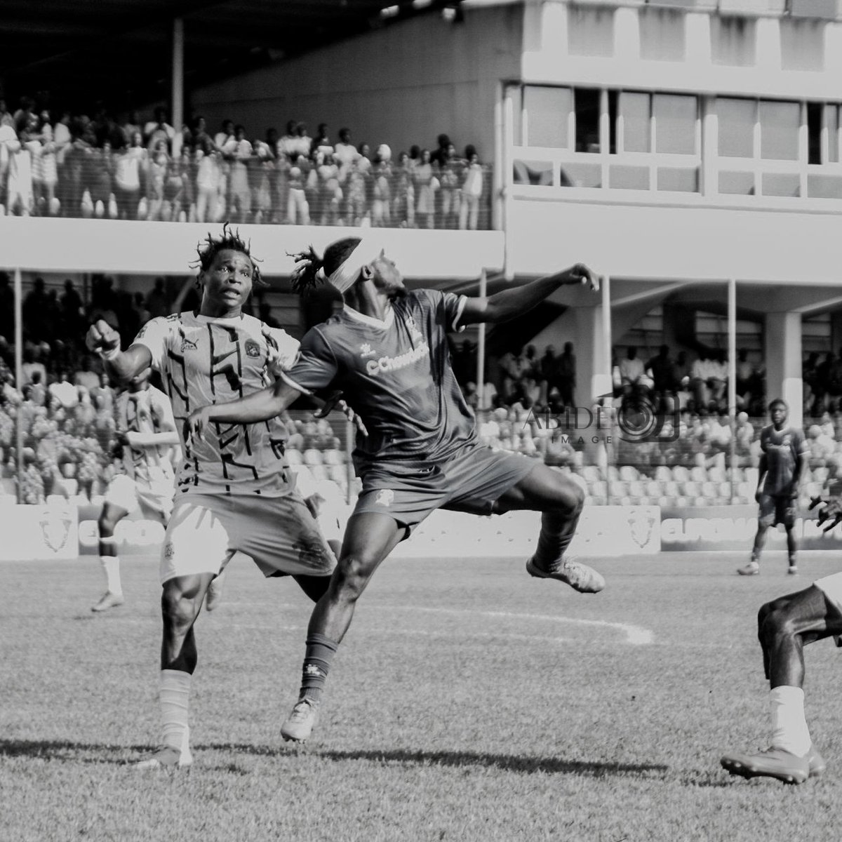 Abide_IMAGE's tweet photo. HALFTIME: Shooting Stars 0 - 0 Nasarawa United ⏸️
No goals yet but the pressure is ON! Both sides fighting hard in Ibadan.
Second half go hot! Stay glued, I'm capturing it all 📸⚽
Who gets the opener? 👇
#AbideImage #NPFL #3SCvsNasarawa #Halftimereport #ShootingStars #NPFL26 https://t.co/LxDfNqKB2P