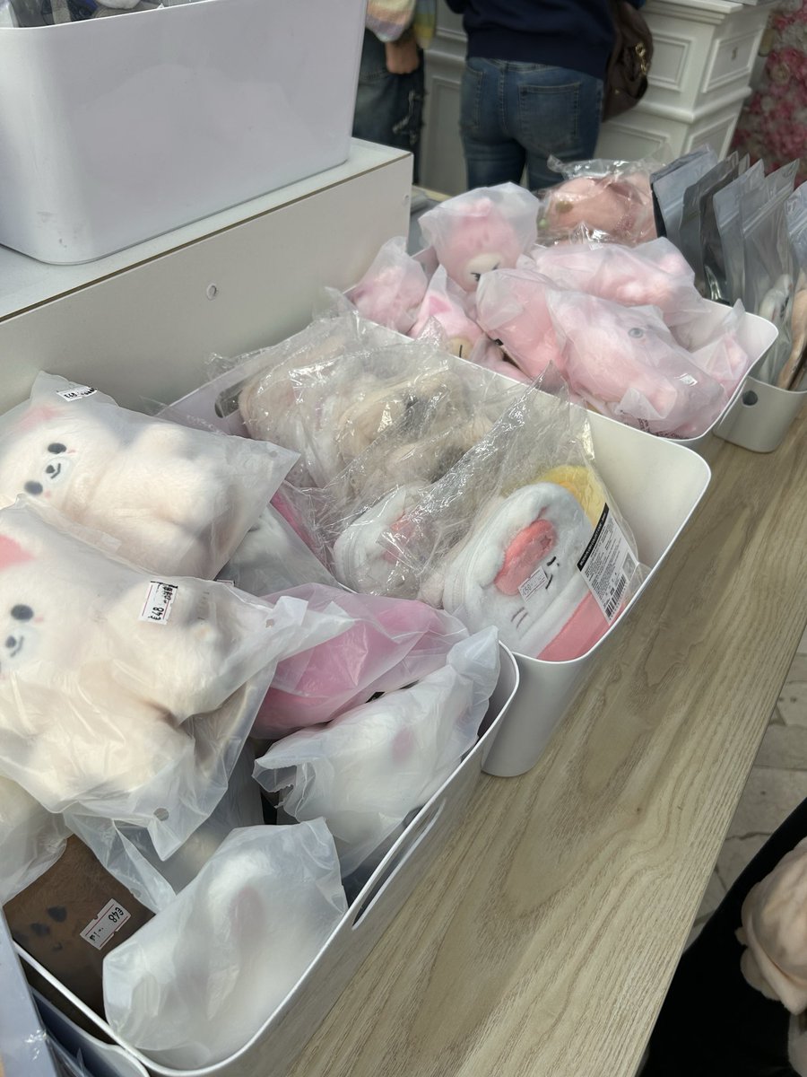 ilovehnjisung's tweet photo. kpop stores when i cant spend money: https://t.co/EStZWo6jcV