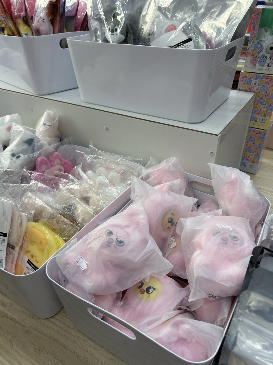 ilovehnjisung's tweet photo. kpop stores when i cant spend money: https://t.co/EStZWo6jcV