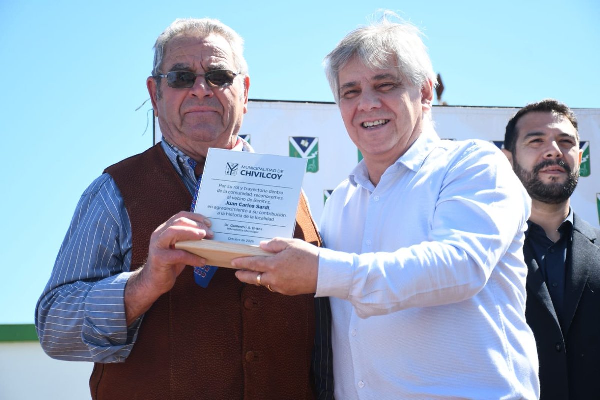MuniChivilcoy's tweet photo. Benítez celebró sus 125 años con un acto y desfile

La comunidad de Benítez celebró su 125° aniversario con un acto, desfile y la participación de instituciones educativas, centros tradicionalistas, veteranos de Malvinas, autoridades y vecinos.

Durante la celebración, el intendente Guillermo Britos destacó el trabajo conjunto con las instituciones y remarcó el compromiso del Municipio con las localidades rurales.

“Garantizar los mismos servicios para las localidades rurales que para el centro de Chivilcoy fue nuestro compromiso desde 2015 y lo seguimos cumpliendo día a día”, sostuvo.

En este sentido, destacó que Benítez y las restantes localidades rurales cuentan con la presencia permanente de las distintas áreas municipales, y resaltó que desde hace dos años todo el partido cuenta con luminaria LED al 100%.

Britos también hizo referencia a la necesidad de continuar gestionando la reconstrucción del puente de acceso a Benítez ante el Gobierno provincial y aseguró que el Municipio seguirá trabajando para dar respuesta a las necesidades de los vecinos.

Durante el acto, además, se realizó un reconocimiento a Juan Carlos Sardi, a quien Britos destacó especialmente por el trabajo conjunto sostenido durante casi 11 años y por la disposición permanente del Club para acompañar las iniciativas y necesidades de la comunidad.

“El Estado, las instituciones, los privados y los vecinos tenemos que trabajar en conjunto para que las localidades permanezcan y crezcan”, expresó el Intendente.

¡Feliz 125° aniversario, Benítez!

https://t.co/0DEhk4B0GA
