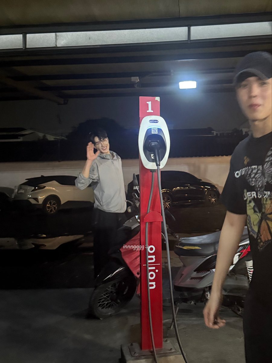 innngggg's tweet photo. มากินข้าววววววว เจอตี๋กับเฮงด้วยยยย 
ขอบคุณที่ให้เพื่อนพี่ถ่ายรูปด้วยนะคะ พี่ได้กินข้าวมื้อนี้ฟรี🙏🏻🙏🏻🙏🏻🥰🥰🥰   (ปล. หล่อมากกกกกกกก) @Tee_wongsajaem @HengmarkII 

#Teeheng #Teeboonyakait #Hengmarkii https://t.co/tWRNnHsfwO