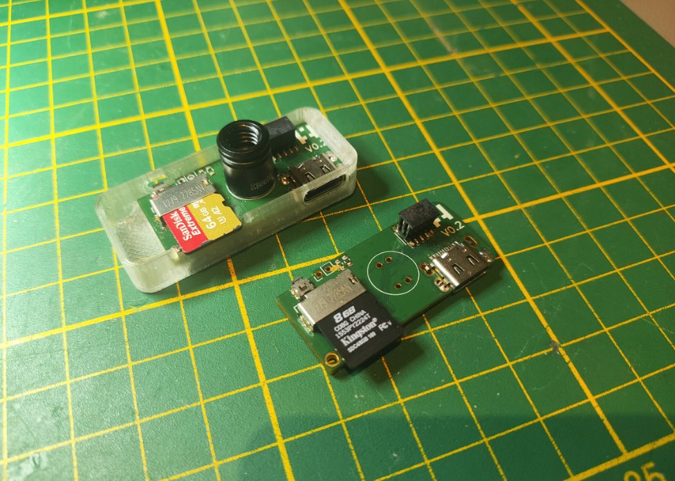 zushiqq's tweet photo. 自作の小型サーモカメラ。回路図は添付写真に。

センサーの解像度は32×24ピクセル。製作者はノイズ除去と滑らかな拡大処理を加え、画像を見やすくした。USBウェブカメラとしても動作し、BMP画像と温度の生データをmicroSDに保存できる。

最初の基板では、販売者が示したピン番号が左右逆だったため、ディスプレイの接続を間違えた。USBウェブカメラ機能とSDへの記録は動いたが、画面は映らなかった。修正版の基板はすでに発注している。

SDカードへの書き込みには、今もバッテリーの接続が必要になる。充電ICだけでは、書き込み時に必要な電流を供給できない。
