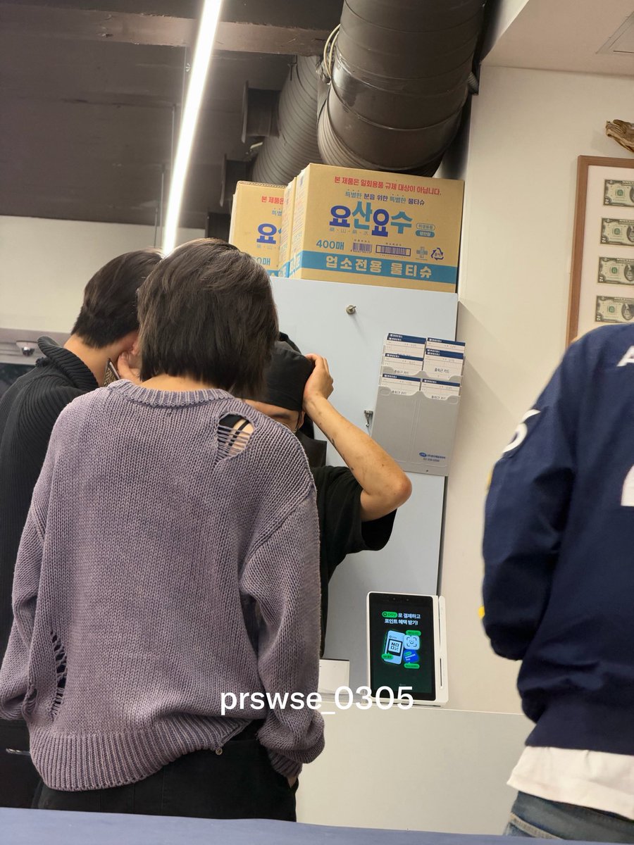 prswse_0305's tweet photo. 강남페 끝나고 한남동감자탕에서 뒤풀이하는데 리오오빠랑 상원이오빠 자만추하는 구라같은일이 벌어짐 ……….💦 불편해할까봐 아무말도 안걸었는데 나갈때 내 테이블까지 결제해주고 나갔오🥹😻 우리 때문에 불편했을까봐 걱정했는데 오히려 나갈 때 상원옵이 나보고 여러번 미소지어주고감……….! 진짜진짜 사랑해💗 #리오 #상원