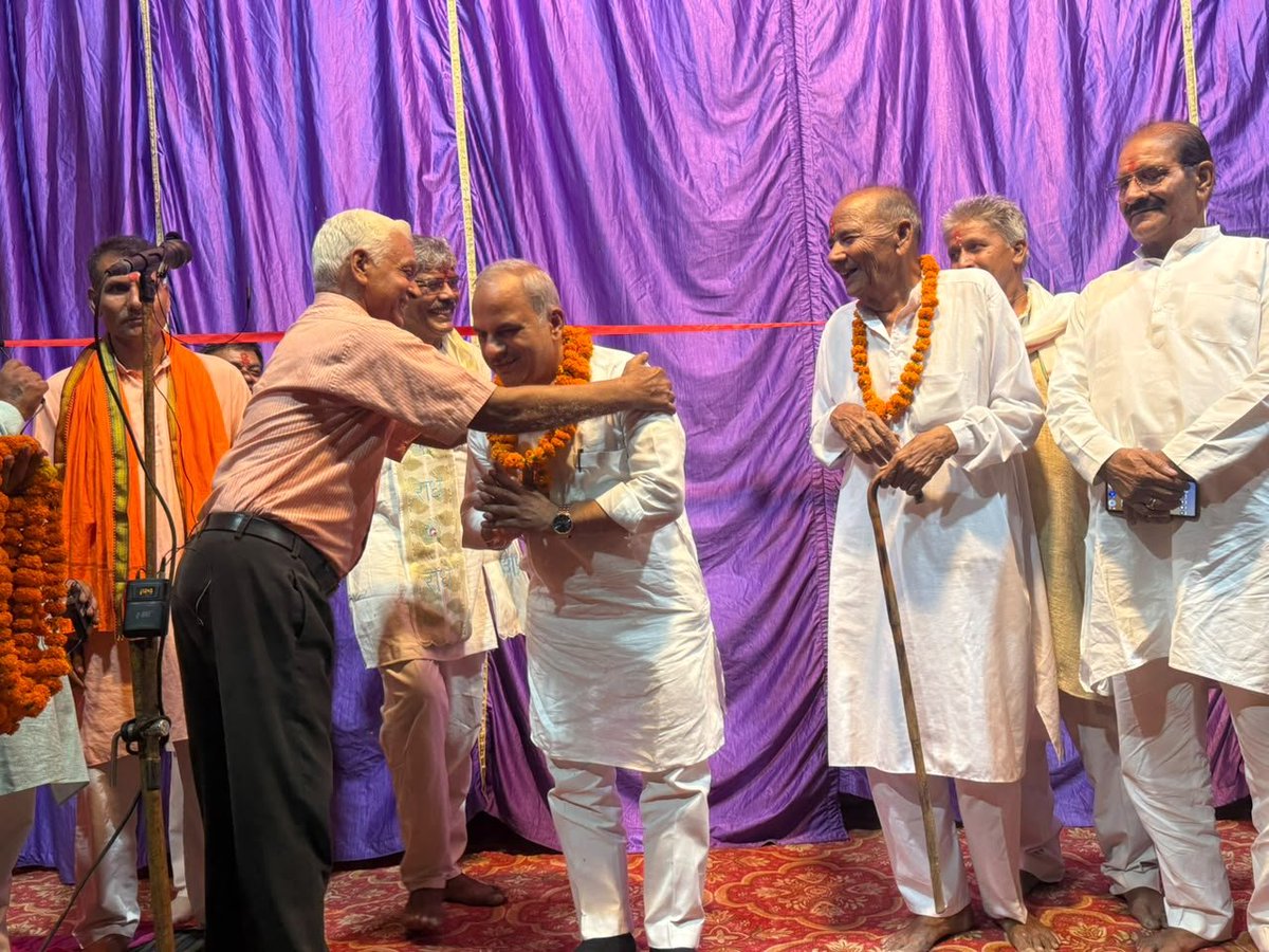 AnilParasharMLA's tweet photo. बाल रामलीला मंडल, आसन अजीत में आयोजित श्री रामलीला उत्सव में सम्मिलित होकर विधिवत पूजन-अर्चन के साथ शुभारंभ किया।

इस अवसर पर प्रभु श्रीराम के आदर्शों, मर्यादा और जीवन मूल्यों का स्मरण करते हुए रामलीला के सफल आयोजन की कामना की। https://t.co/0iFPmbNHEn