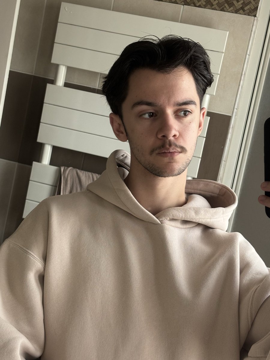 Clem_melC_'s tweet photo. #LGBTQIABuildingCommunity faut que je me coupe les cheveux 🧘🏻 https://t.co/uDoLjr336r