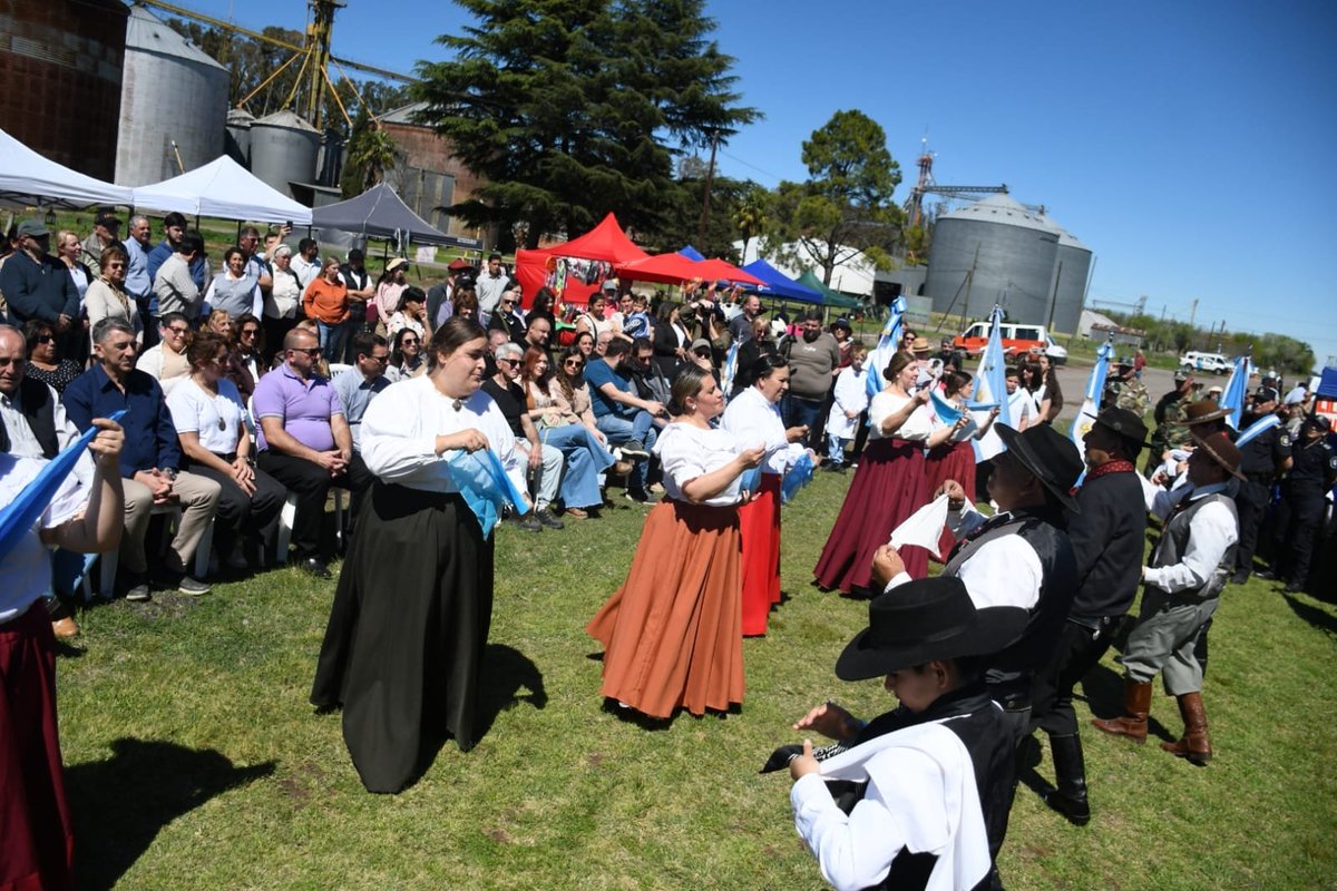 MuniChivilcoy's tweet photo. Benítez celebró sus 125 años con un acto y desfile

La comunidad de Benítez celebró su 125° aniversario con un acto, desfile y la participación de instituciones educativas, centros tradicionalistas, veteranos de Malvinas, autoridades y vecinos.

Durante la celebración, el intendente Guillermo Britos destacó el trabajo conjunto con las instituciones y remarcó el compromiso del Municipio con las localidades rurales.

“Garantizar los mismos servicios para las localidades rurales que para el centro de Chivilcoy fue nuestro compromiso desde 2015 y lo seguimos cumpliendo día a día”, sostuvo.

En este sentido, destacó que Benítez y las restantes localidades rurales cuentan con la presencia permanente de las distintas áreas municipales, y resaltó que desde hace dos años todo el partido cuenta con luminaria LED al 100%.

Britos también hizo referencia a la necesidad de continuar gestionando la reconstrucción del puente de acceso a Benítez ante el Gobierno provincial y aseguró que el Municipio seguirá trabajando para dar respuesta a las necesidades de los vecinos.

Durante el acto, además, se realizó un reconocimiento a Juan Carlos Sardi, a quien Britos destacó especialmente por el trabajo conjunto sostenido durante casi 11 años y por la disposición permanente del Club para acompañar las iniciativas y necesidades de la comunidad.

“El Estado, las instituciones, los privados y los vecinos tenemos que trabajar en conjunto para que las localidades permanezcan y crezcan”, expresó el Intendente.

¡Feliz 125° aniversario, Benítez!

https://t.co/0DEhk4B0GA