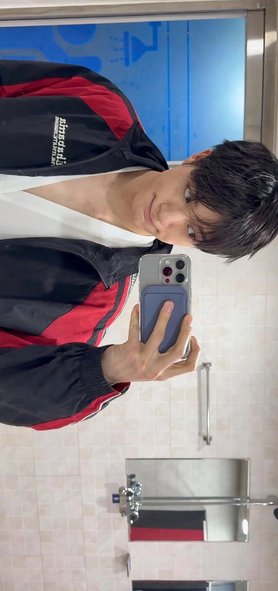 Jian_xiu08's tweet photo. I said josjis looking at this mirror photo of Jeno https://t.co/mooJsbCRW9