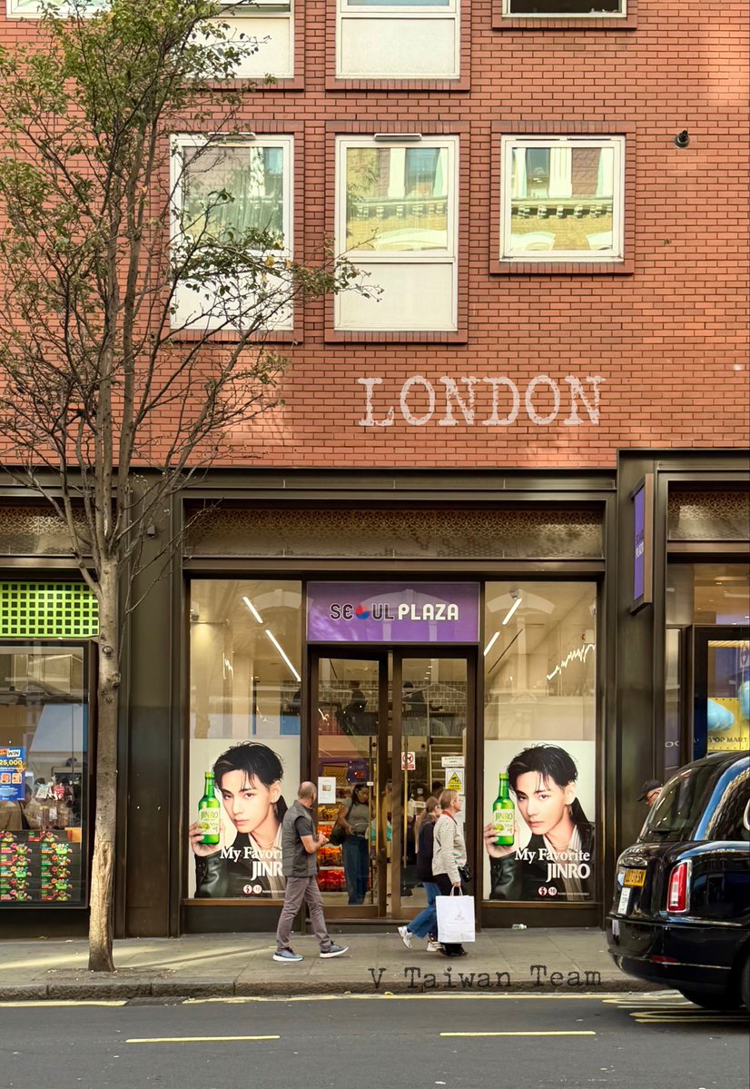 vstreamtw's tweet photo. Taehyung’s posters are a beautiful sight in the city. 
📍London

TAEHYUNG GLOBAL JINRO AMBASSADOR
KIM TAEHYUNG X JINRO
#TaehyungxJinro 
#VxJINRO https://t.co/YwShSecFGj