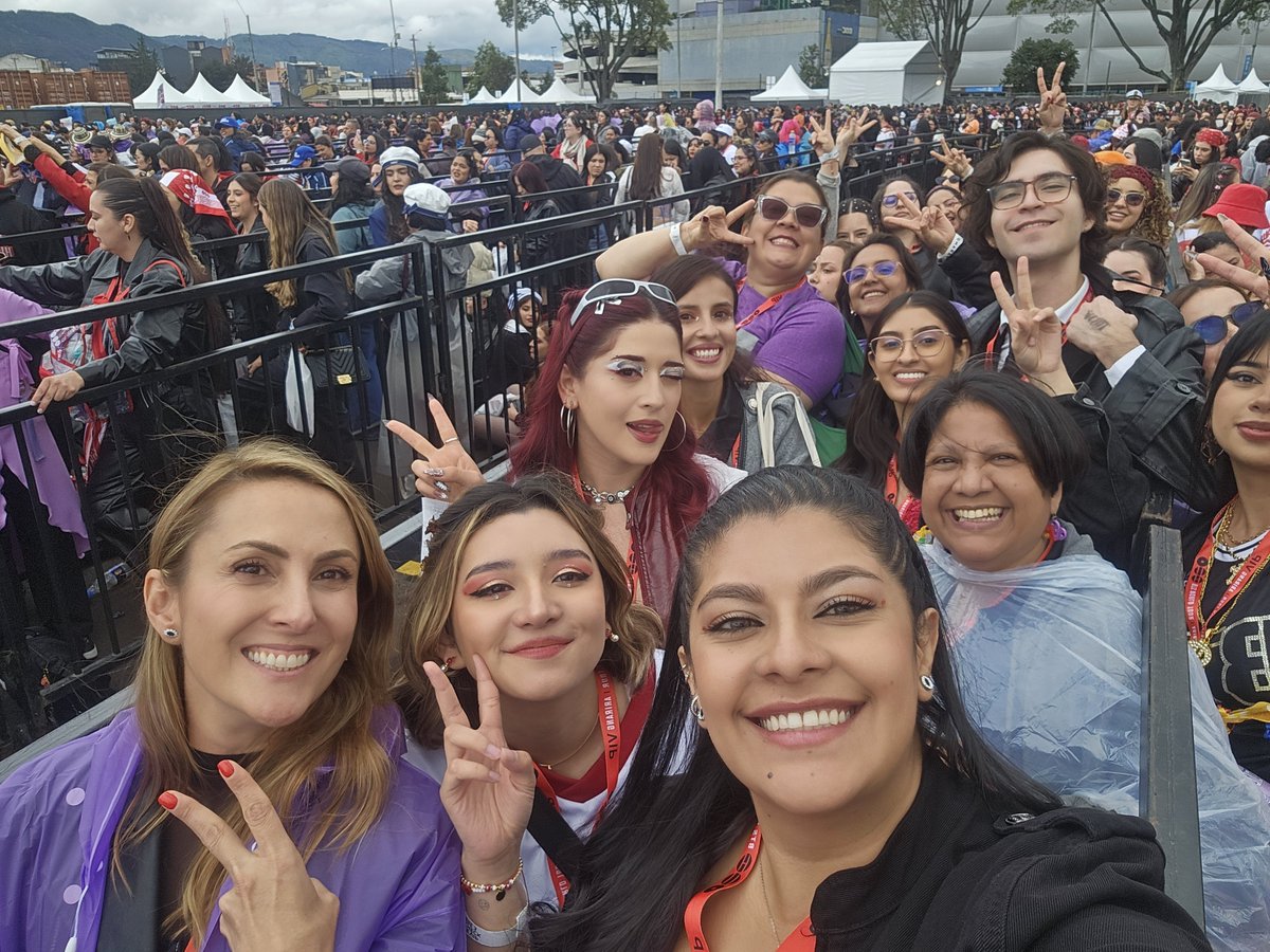 _nattycr's tweet photo. Siendo una army que fue a las dos fechas de ARIRANG BOGOTÁ Solo voy a decir una cosa...
ARMY! ES INCREÍBLE 
Definitivamente el mejor fandom del mundo! https://t.co/omHvy8pjC5