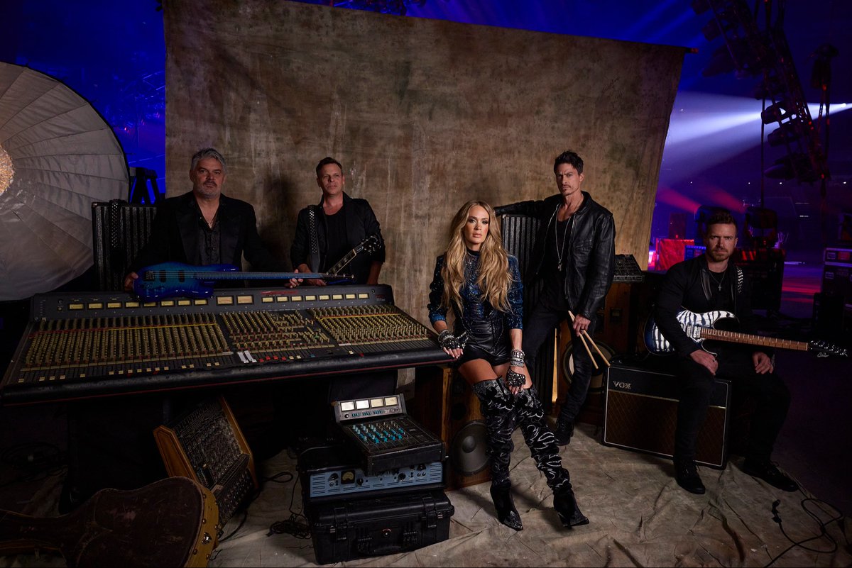 carrieunderwood's tweet photo. We’ve been #WaitingAllDayForSundayNight…have you?  #SundayNightFootball! 🙌🏻 🏈🤘🏻
📸: NBC/Evan Rohde https://t.co/MIOv9mwn58