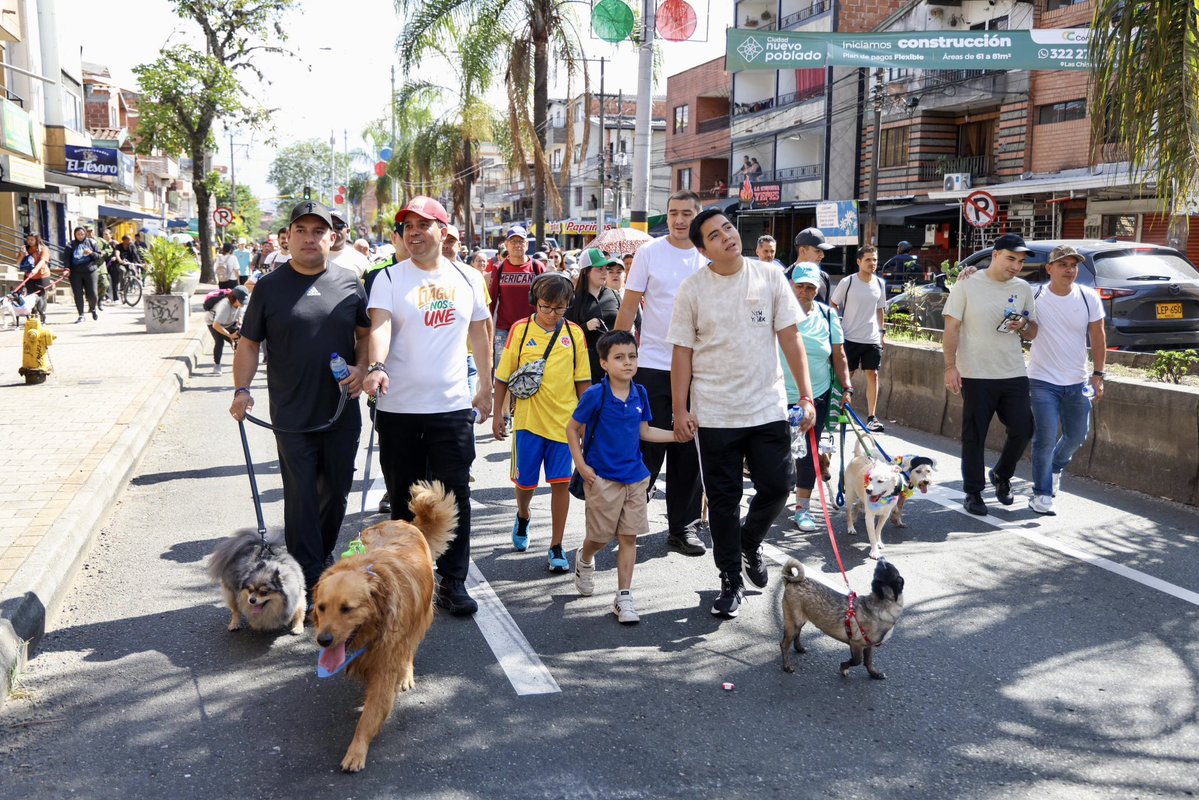 TrujilloItagui's tweet photo. ¡Llenamos las calles de Itagüí de amor puro! 🐾 

Acá te mostramos algunos momentos inolvidables de la Gran Caminata Canina, donde celebramos a nuestras familias multiespecies. https://t.co/2MKg6o5kVp