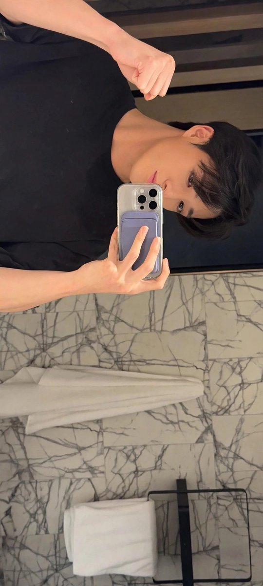 Jian_xiu08's tweet photo. I said josjis looking at this mirror photo of Jeno https://t.co/mooJsbCRW9