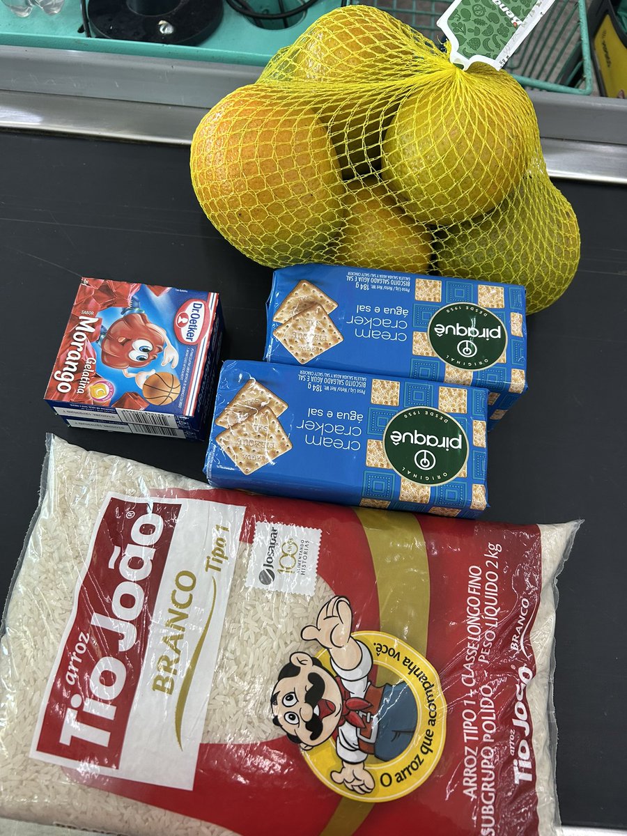 aqualienada's tweet photo. Dia da dieta maluca 
Como sobreviver com essa alimentação até amanhã? Não sei https://t.co/GjcOE6hUTx