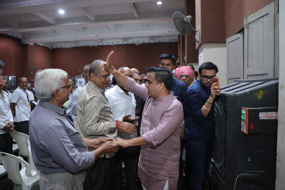 sanghaviharsh's tweet photo. સુરતના અલથાણ કોમ્યુનિટી હોલ ખાતે સિનિયર સિટીઝન વેલ્ફેર એસોસિએશનના દશાબ્દી મહોત્સવમાં ઉપસ્થિત રહી વડીલોના સ્નેહ, આશીર્વાદ અને જીવનના અનુભવોનું અમૂલ્ય માર્ગદર્શન મેળવવાનો અવસર મળ્યો.

સિનિયર સિટીઝન વેલ્ફેર એસોસિએશનની દસ વર્ષની સેવાયાત્રા આગામી વર્ષોમાં પણ વધુ ઊર્જા સાથે આગળ વધે અને વડીલોના જીવનમાં આનંદ તથા આત્મીયતાના નવા રંગો ભરે તેવી હાર્દિક શુભકામનાઓ.