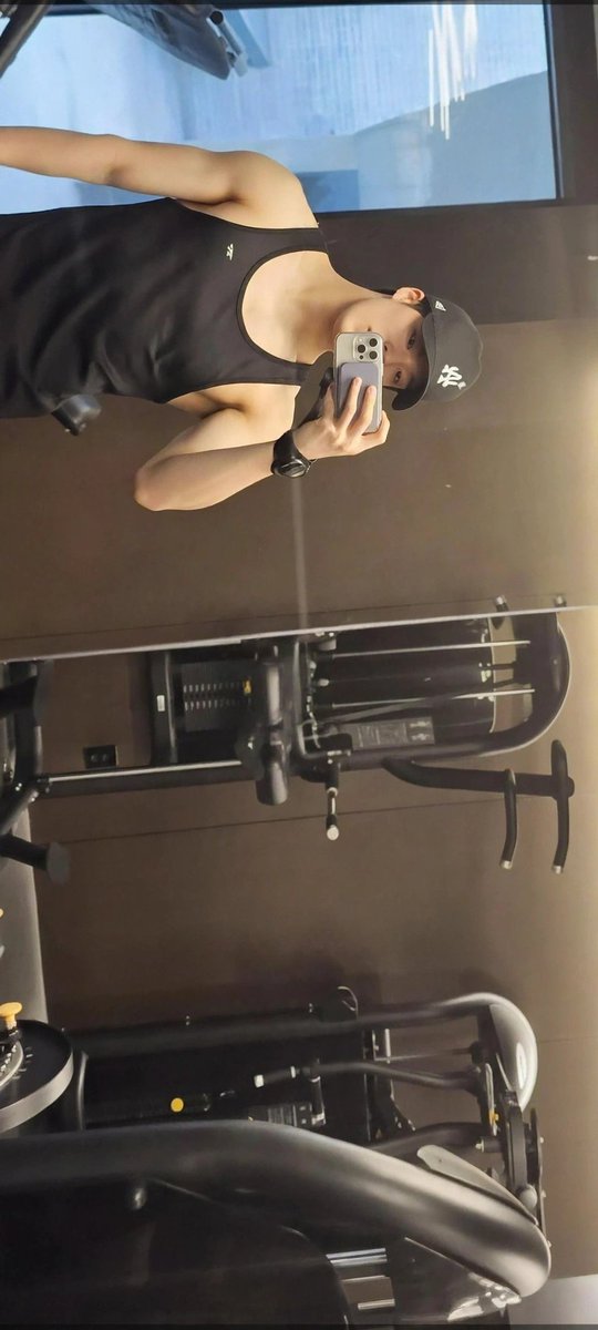 Jian_xiu08's tweet photo. I said josjis looking at this mirror photo of Jeno https://t.co/mooJsbCRW9