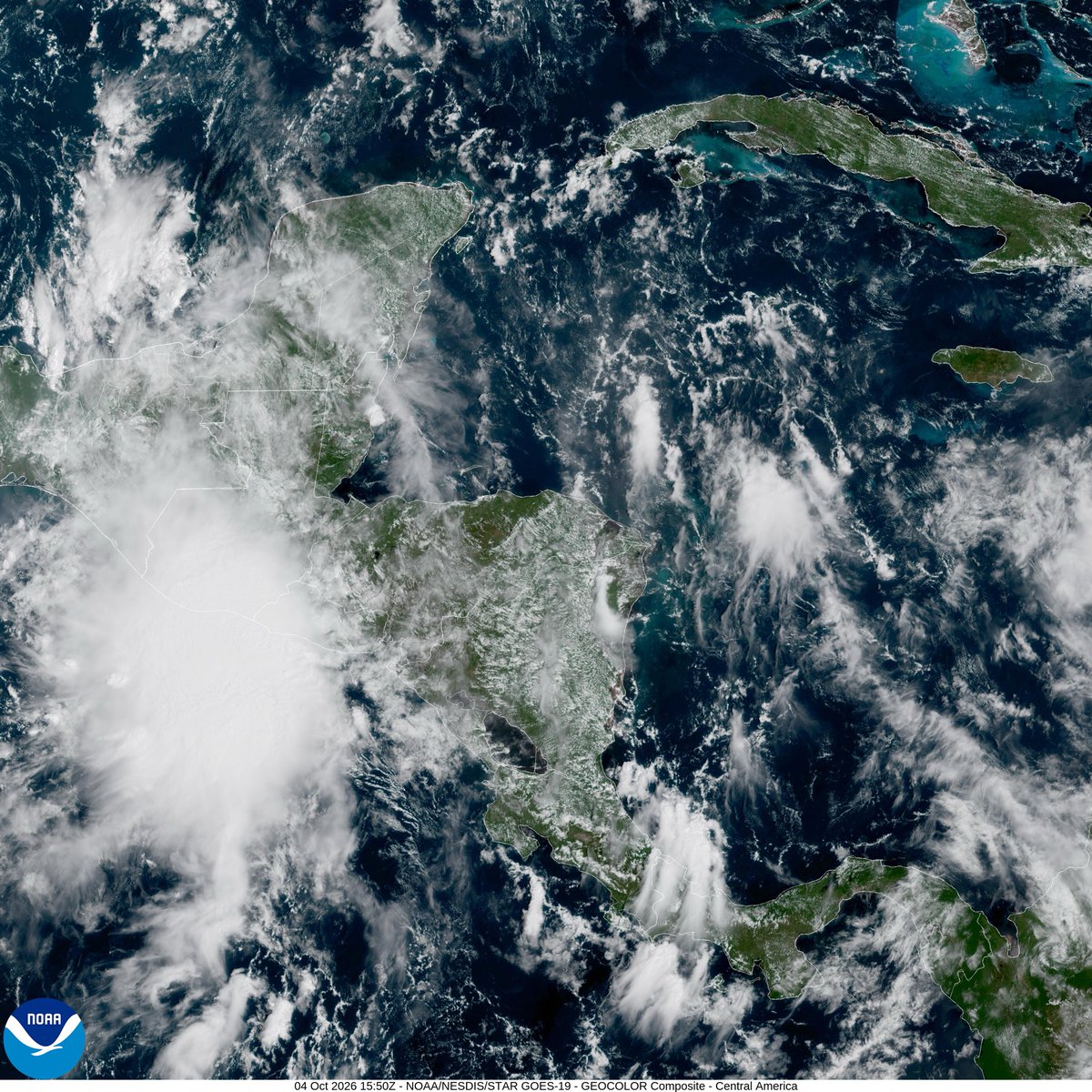 ClimaenGuate's tweet photo. Sistema de baja presión con 90% de probabilidad de ser un ciclón tropical a 7 días al suroeste de Guatemala mantiene ambiente nublado y lloviznas o lluvias constantes en el centro, sur y occidente del país, así como bajas temperaturas. Recuerden, el colapso de vientos cortantes favorecerían lluvias de larga duración como han ocurrido. 

Mientras tanto en el norte y oriente mayormente despejado y caluroso.

El sistema se va a mover al oeste noroeste alejándose del país. Las condiciones tienden a mejorar al final de la tarde o noche. 

En el norte y Verapaces podrían darse lluvias con actividad eléctrica en la tarde o noche, algunas muy fuertes. 

Atentos.