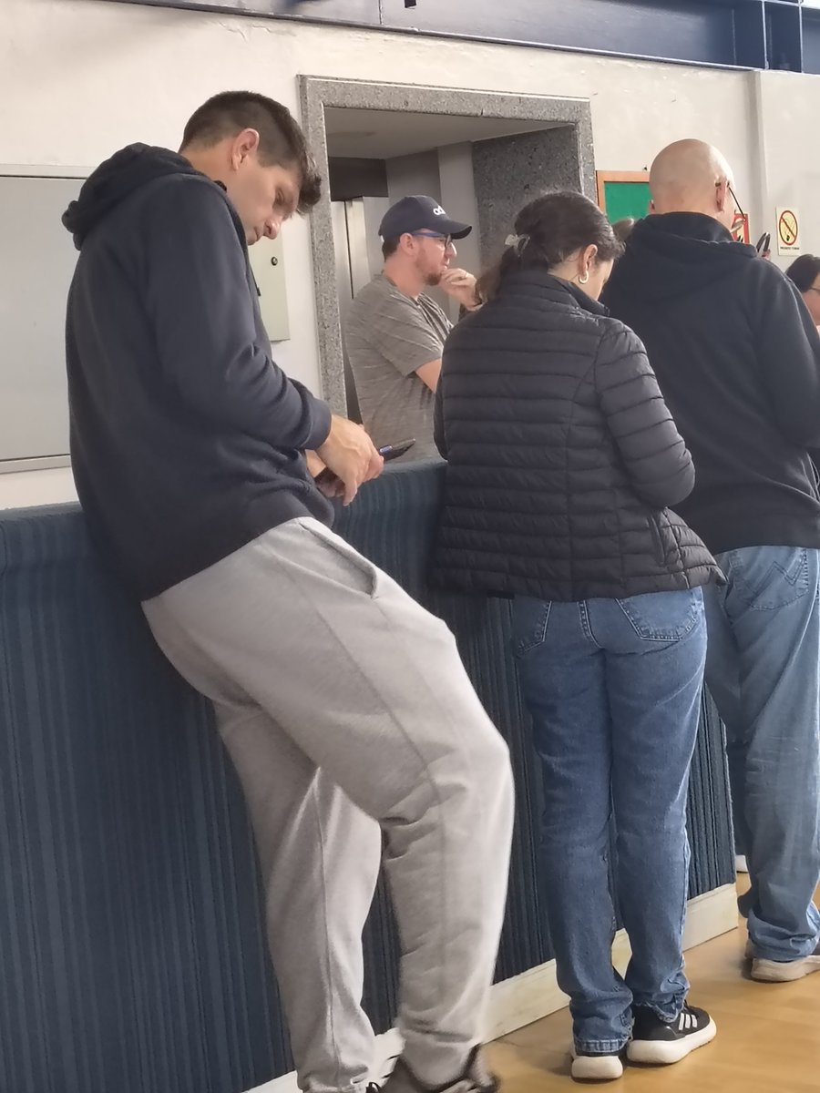 Knewitz_'s tweet photo. Gente eu que fui votar e simplesmente encontrei O KANNEMANN AAAAAAAAAA. Tirei foto com ele obviamente https://t.co/H3Bp159X8c