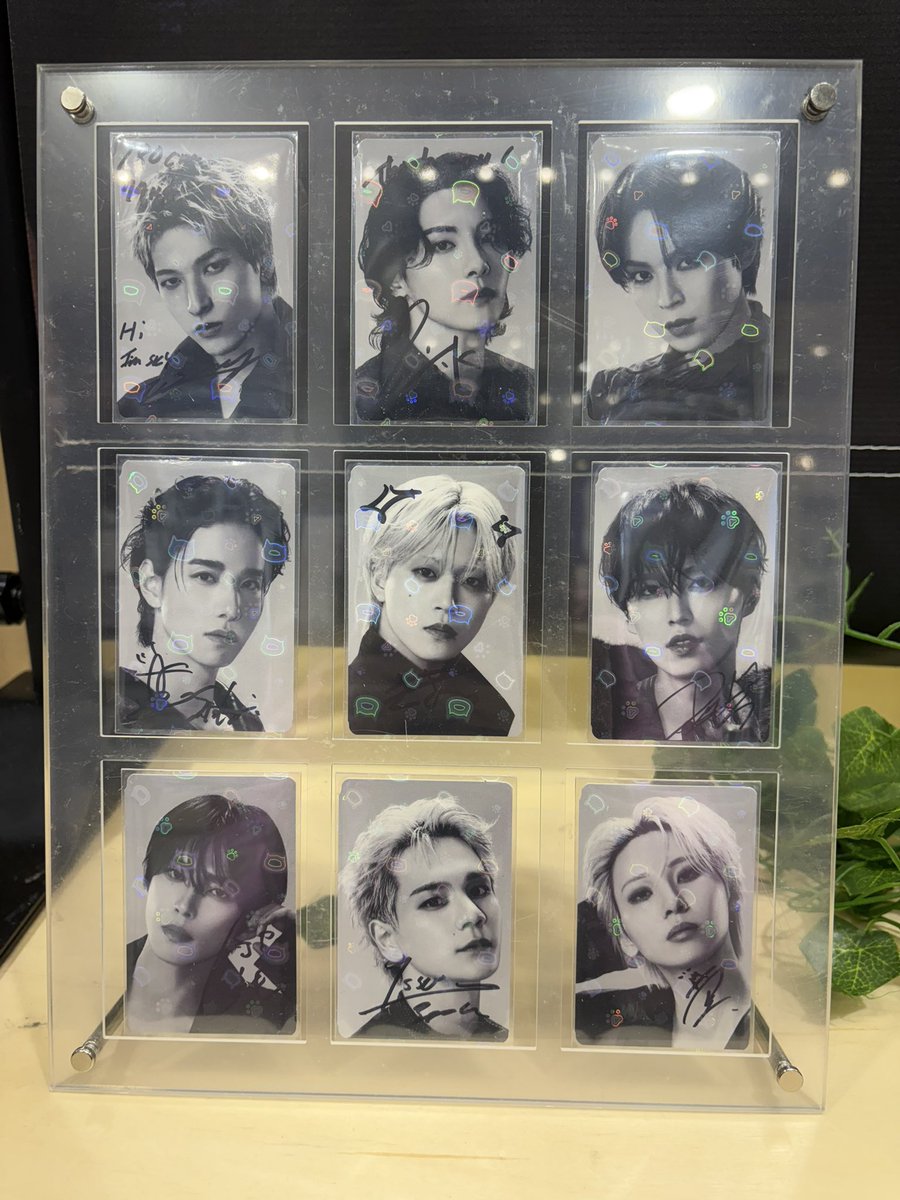 jo1ruki's tweet photo. jo1 signed pc’s at kpop nara! it was on the top shelf and the staff saw me struggling to get a pic of it so she offered to bring it down for me so i can get a pic 🥺 sukai wrote “180cm 74kg hi im sky” on his pc 😭

#JO1USA2026 #JO1_in_NorthAmerica https://t.co/cXEK0wUkC5