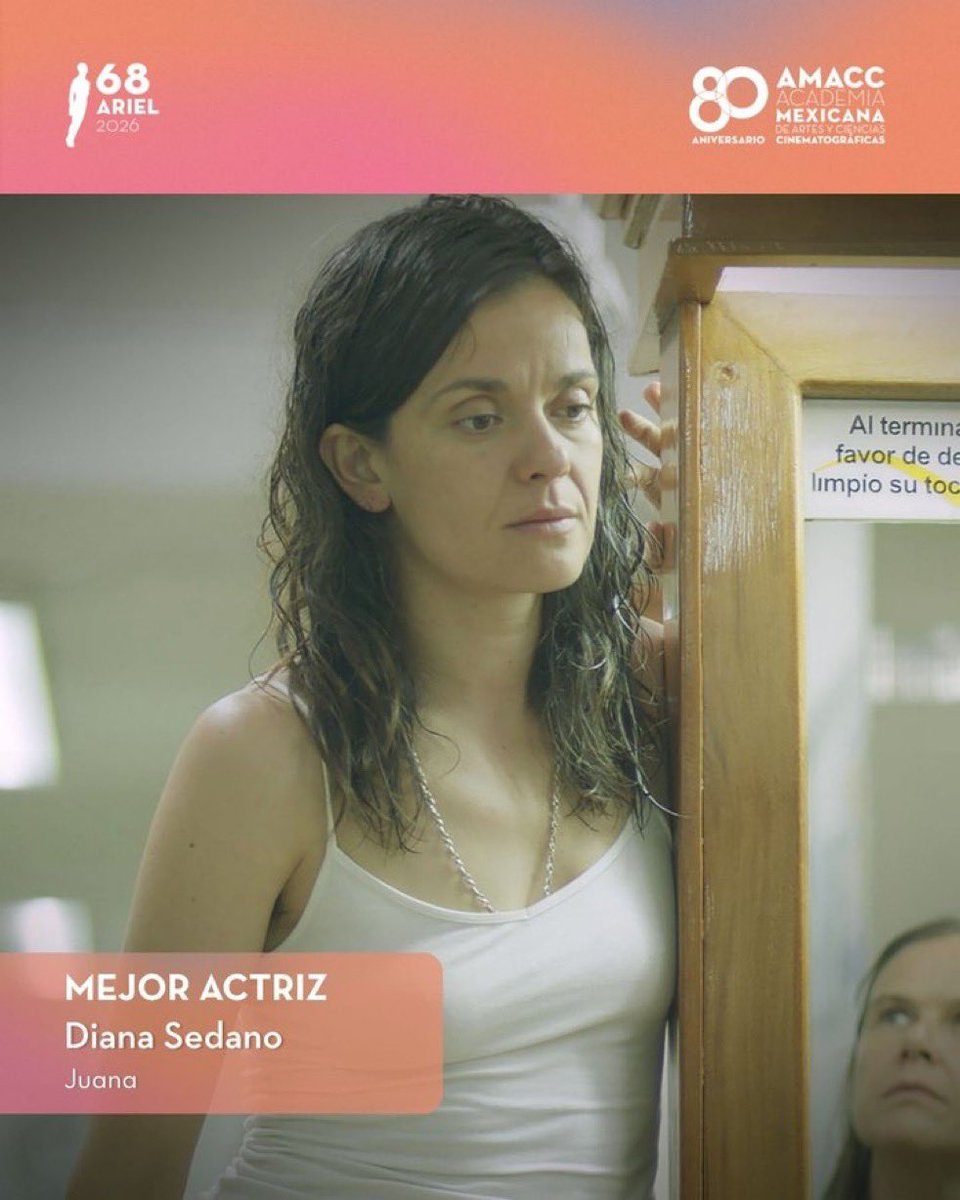 cquirarte's tweet photo. Ayer me aventé la ceremonia de los #PremiosAriel2026 y creo que (desde siempre pero se nota más ahora) tienen un problema que no está en las películas.

“En el camino” ganó Mejor Película, Osvaldo Sánchez fue Mejor Actor, Diana Sedano Mejor Actriz por Juana y “O último azul” se llevó Mejor Guion Original.

México la verdad tiene talento de sobra frente y detrás de cámara pero, ¿por qué una ceremonia que celebra todo ese talento puede terminar sintiéndose tediosa para quien la ve en televisión?

No se trata de convertir los Ariel en un espectáculo vacío, sino de mejorar ritmo, realización y narrativa. Si tienes una transmisión en HBO Max y TNT, tienes una enorme oportunidad de acercar esas películas al público: mostrar escenas, explicar por qué importan y dejarnos con ganas de verlas.

Los Ariel no solo deberían premiar al cine mexicano. También deberían enamorar al público de él y más cuando todos los discursos vienen desde la necesidad del apoyo por parte del público, gobierno y patrocinios pero si en esa GRAN oportunidad no lo demuestras está medio difícil. 

La ceremonia podría ser, literalmente, el gran tráiler del cine mexicano. Y no hablo de los recursos, hablo de la creatividad, de la calidad, musica, invitados y un largo etcétera. ¿O qué opinan? 

#Cine #Arieles #Ariel #CineMexicano