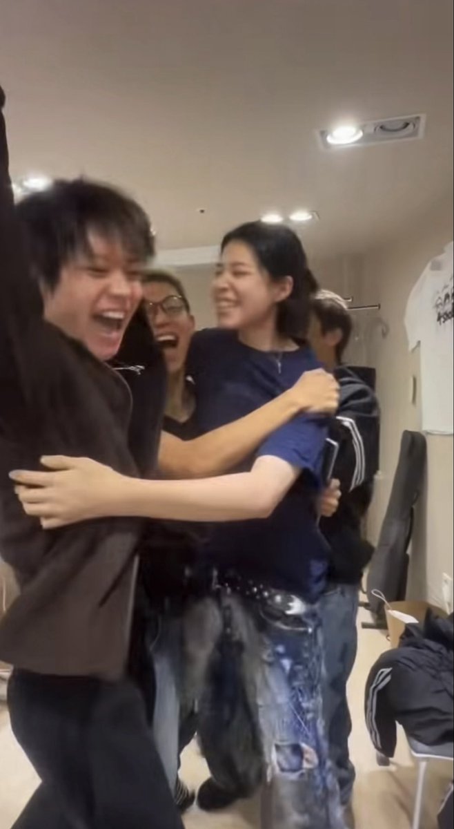 loutifulday's tweet photo. LNGSHOT reaction to LOUIS’s Passing the Hanlim Entrance Exam 

oh this familyyy😭🥹❤️❤️
#LOUIS #루이 #LNGSHOT #롱샷 https://t.co/uYGA7xxfud
