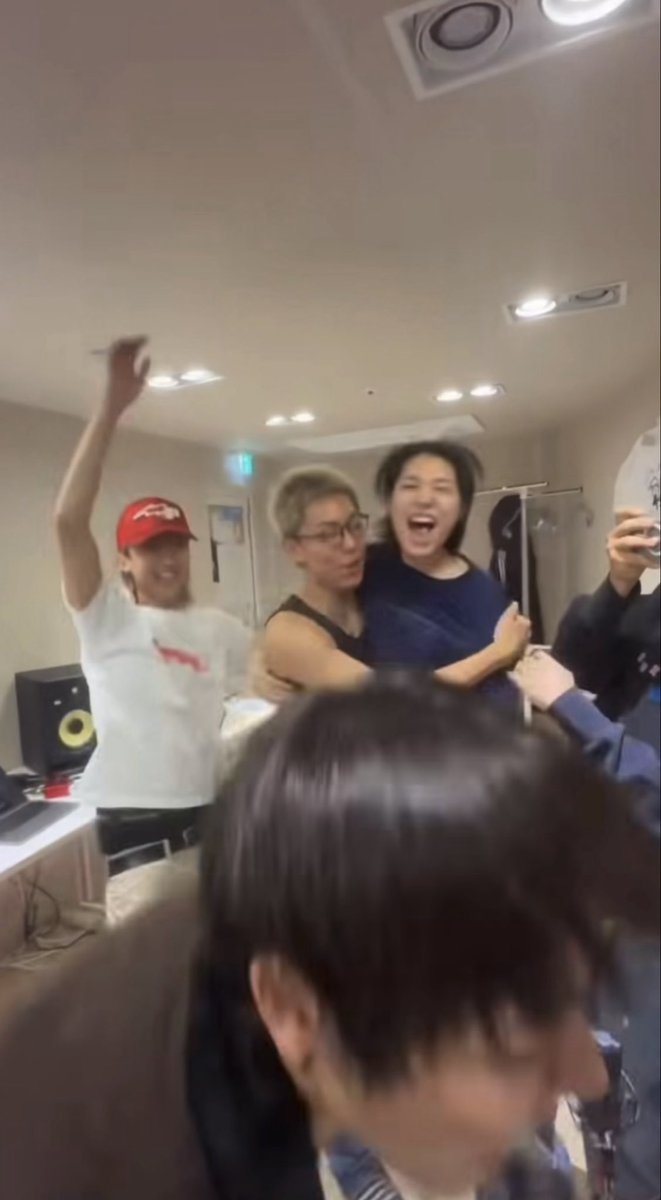 loutifulday's tweet photo. LNGSHOT reaction to LOUIS’s Passing the Hanlim Entrance Exam 

oh this familyyy😭🥹❤️❤️
#LOUIS #루이 #LNGSHOT #롱샷 https://t.co/uYGA7xxfud
