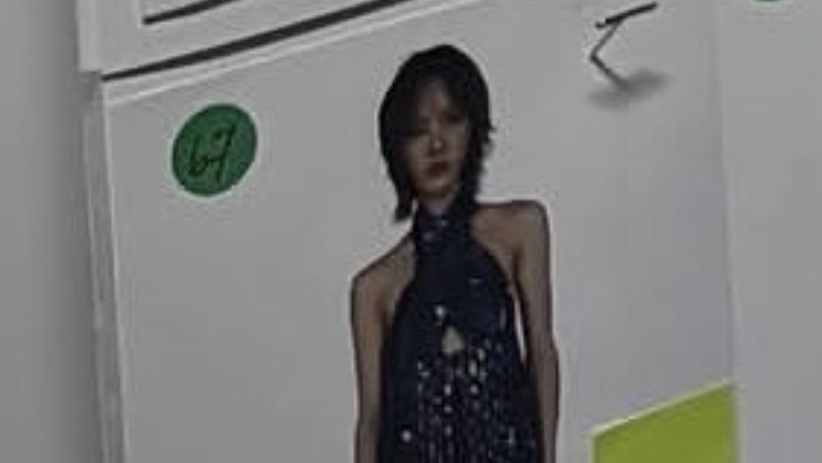 NenandOut's tweet photo. purple runway, 67, earrings that turn into both their initials when rotated ... just a series of coincidences or fate?

#emiamily #emibonnie https://t.co/dIGUGPymLu