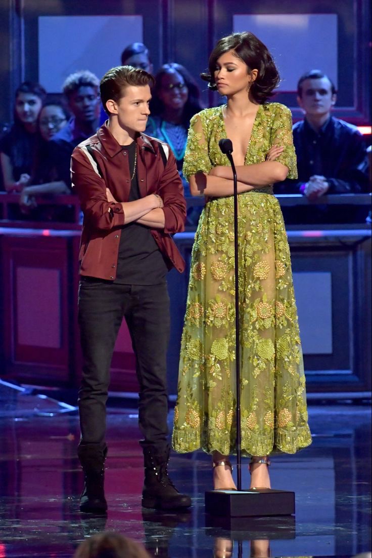 Laviniao4's tweet photo. tom holland and zendaya on that stage and neither of them looked like co-stars. Tom height was measured by zendaya😂, such a healthy relationship between them https://t.co/sO80OFViBN