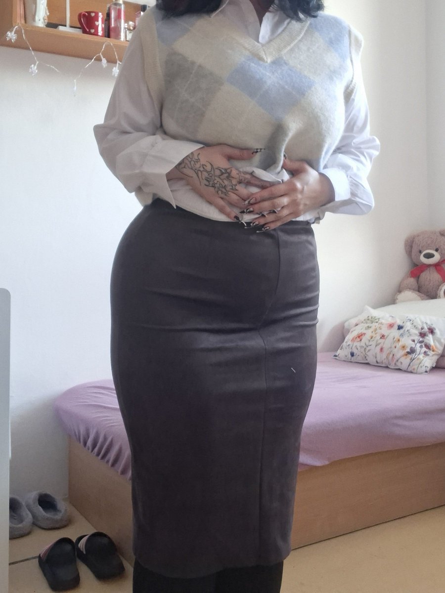 ghostly_bunbun_'s tweet photo. The sweet teacher that gets bent over after school https://t.co/zLXwga4Lz1