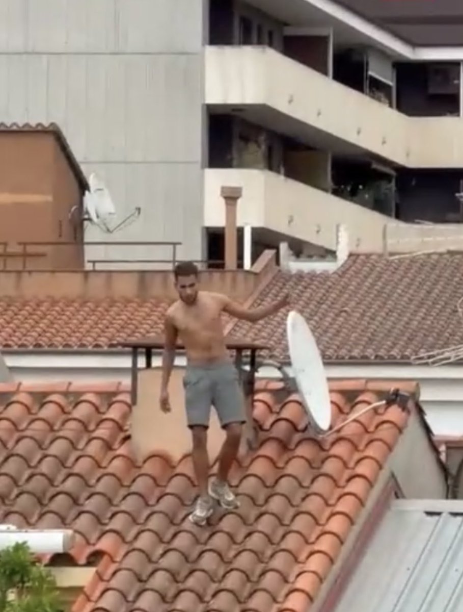 contrastado's tweet photo. Un magrebí salta por los tejados del barrio de la Devesa en Girona, y se asoma a las terrazas para ver si hay alguien en las casas para saltar y entrar a robar.
Los vecinos que lo vieron lo han puesto en conocimiento de la policía, pero ni Mossos, ni PM lo han detenido todavía🤦‍♂️ https://t.co/a1nhLK8YQO