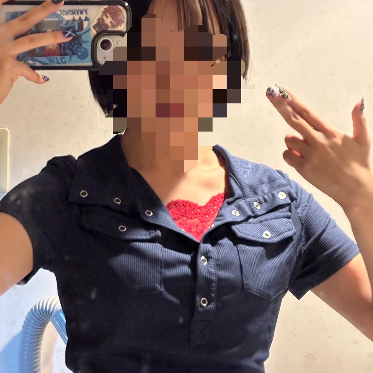 Dugout045's tweet photo. #ヘッズの参戦服見せて
タグ便乗します！！！りおーさん概念でした〜ジャケットの中身もお気に入りです✨️
特にこだわったのは爪で、ハンドサインすると銃が撃てます(⁉️)内側に曲げる小指・薬指は国際信号旗のデザインにしました。｢ご安航を祈る｣という意味になります🚢 https://t.co/xQODQeNyKx