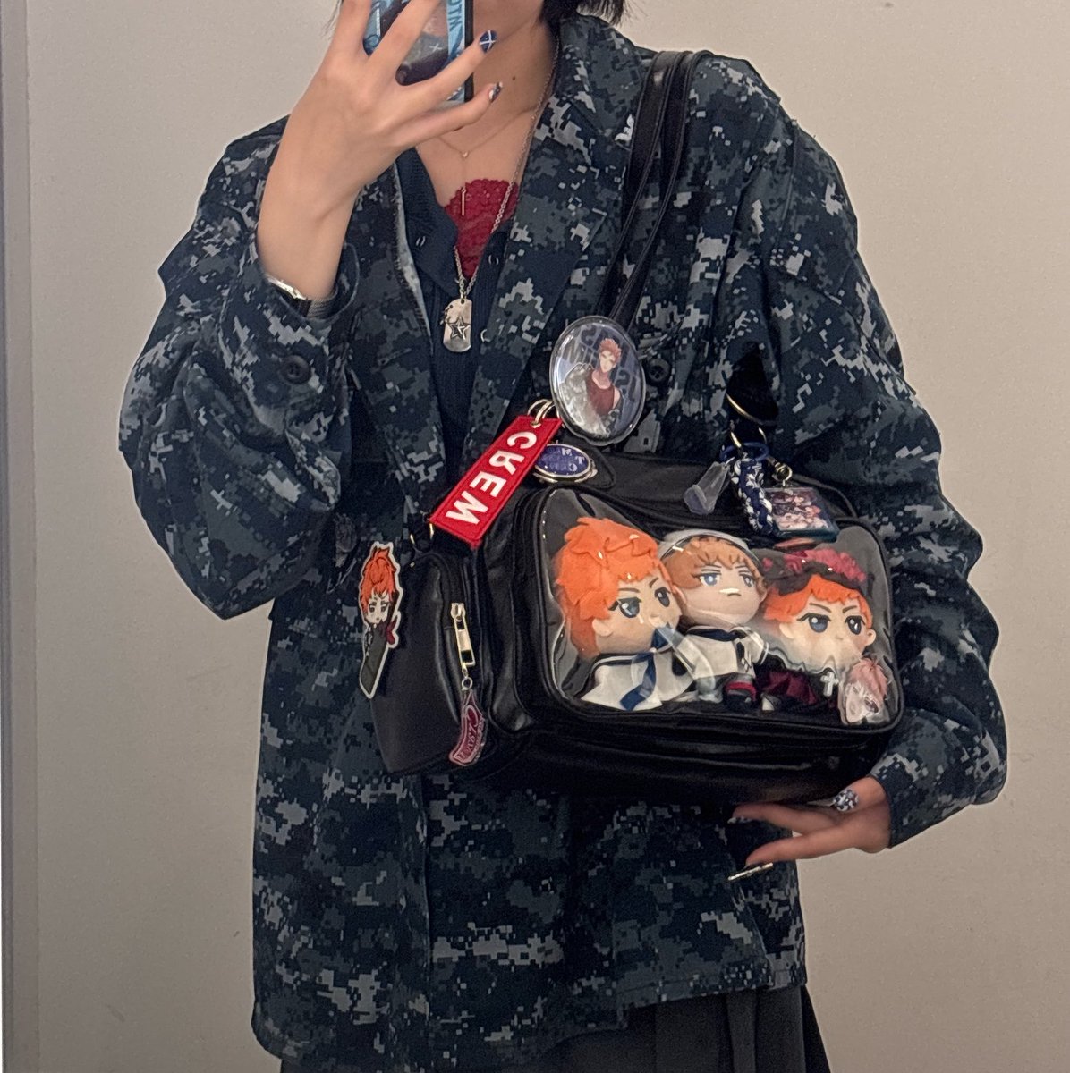 Dugout045's tweet photo. #ヘッズの参戦服見せて
タグ便乗します！！！りおーさん概念でした〜ジャケットの中身もお気に入りです✨️
特にこだわったのは爪で、ハンドサインすると銃が撃てます(⁉️)内側に曲げる小指・薬指は国際信号旗のデザインにしました。｢ご安航を祈る｣という意味になります🚢 https://t.co/xQODQeNyKx