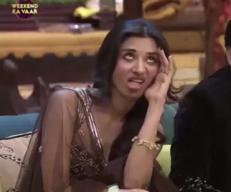 TrueKhabri's tweet photo. Lollipop girl #KanikaMann is so mannerless and irritating.

Look at the face she’s making in front of the guests while #QaziTouqeer is singing https://t.co/45AVH7Bl6a