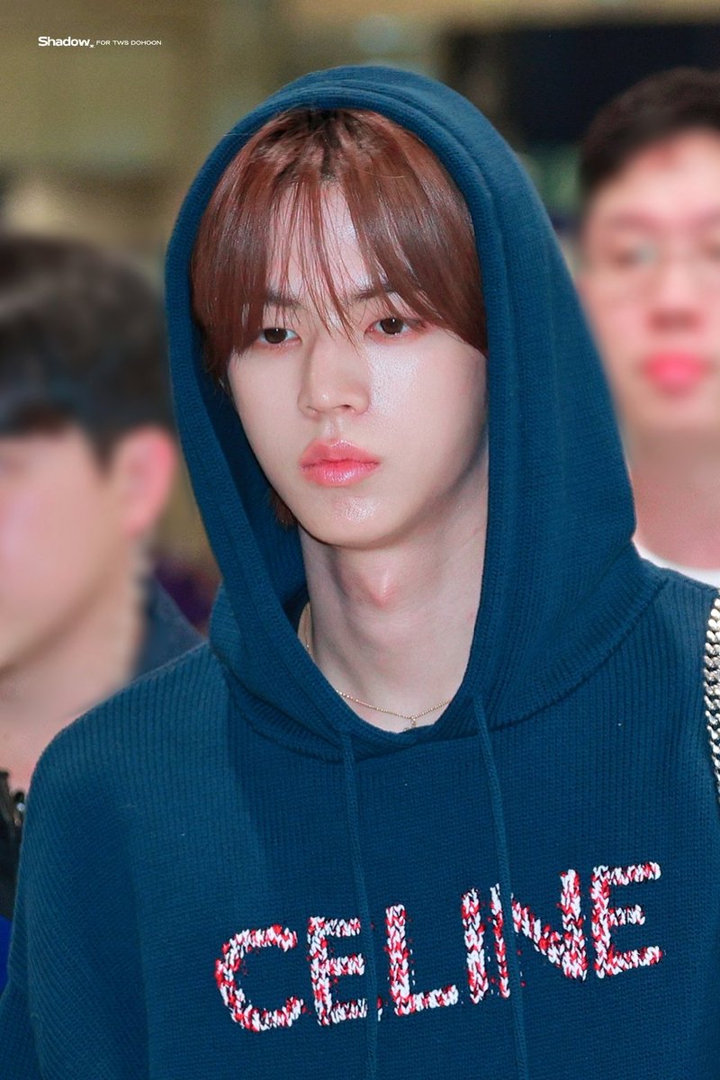 nitdoicat's tweet photo. oh glad they’re heading back to korea now, safe skies my parents 🫳🏻🫳🏻 https://t.co/PfzBBkeTt4