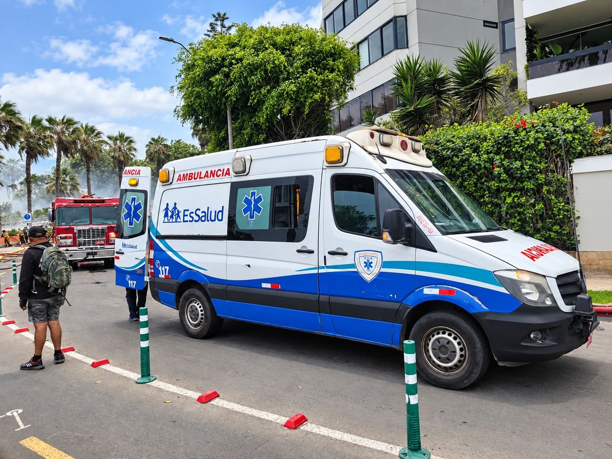 EsSaludPeru's tweet photo. 🚨 #EsSaludInforma | La segunda ambulancia de EsSalud ya llegó a la zona y se encuentra ubicada entre las avenidas Alcanfores y Vasco Núñez de Balboa.
🚑 Nuestro personal permanece atento y preparado para brindar atención inmediata a quienes lo necesiten.
#EsSalud #Miraflores #LaSaludNoEspera