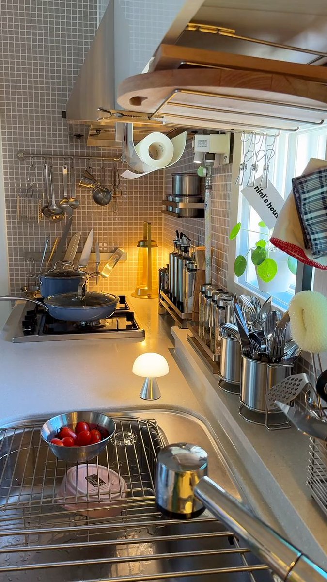MelanieMeruzww's tweet photo. Terminé de limpiar la cocina después del almuerzo, el sol ilumina los platos brillantes sobre la encimera, ahora puedo tomar un café tranquilo ， https://t.co/jltcJ55A0T